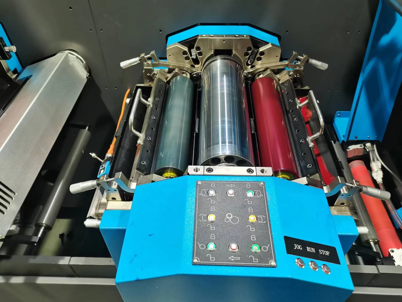 Многофункциональная многоцветная флексографская печать HONTEC и машина для высечки с ЧПУ оборудование прессования самоклеящейся пленки