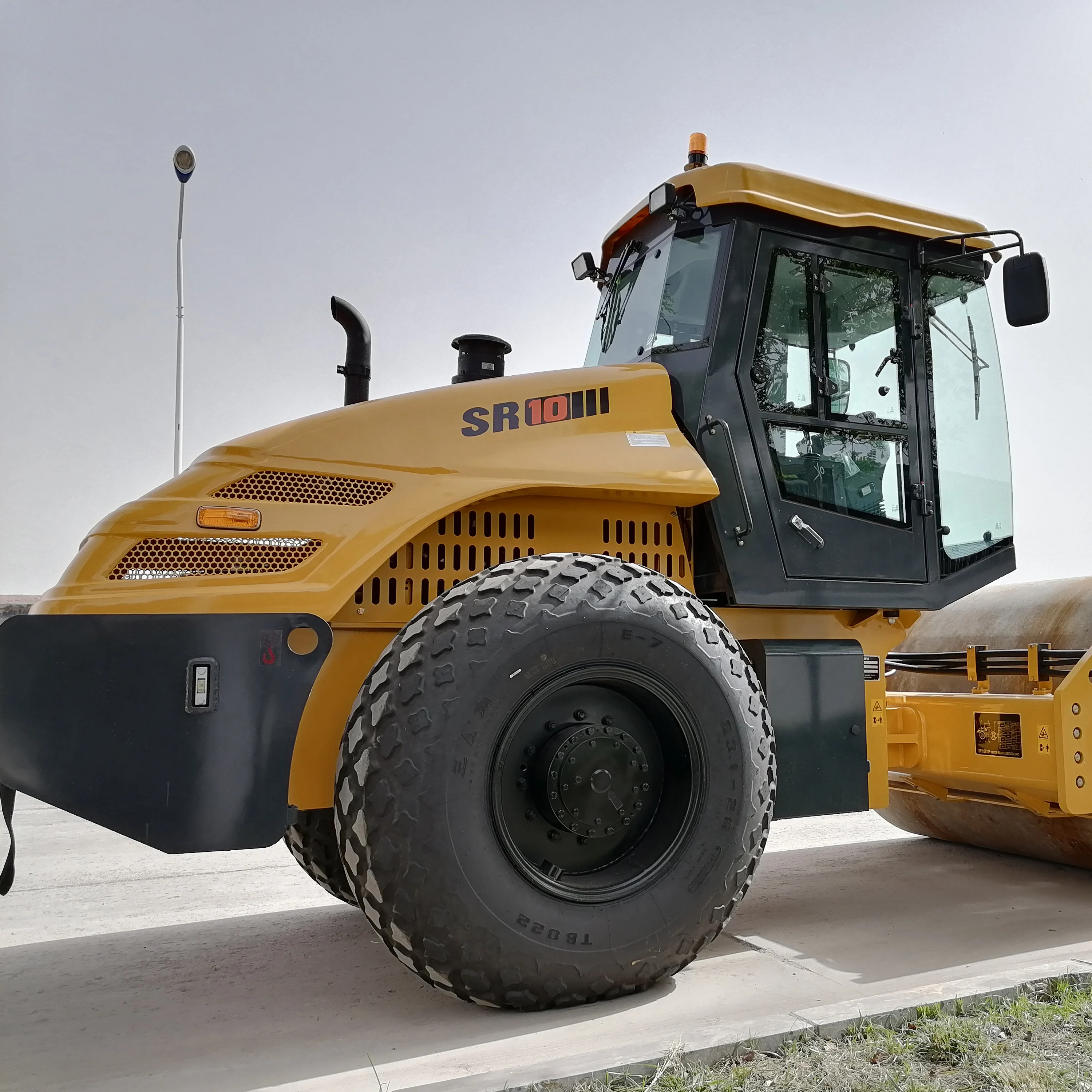 China Official Brand 10 Ton Diesel Engine Pneumatic Tire Road Roller SR10 New Road Compactor Low Price To Sri Lanka