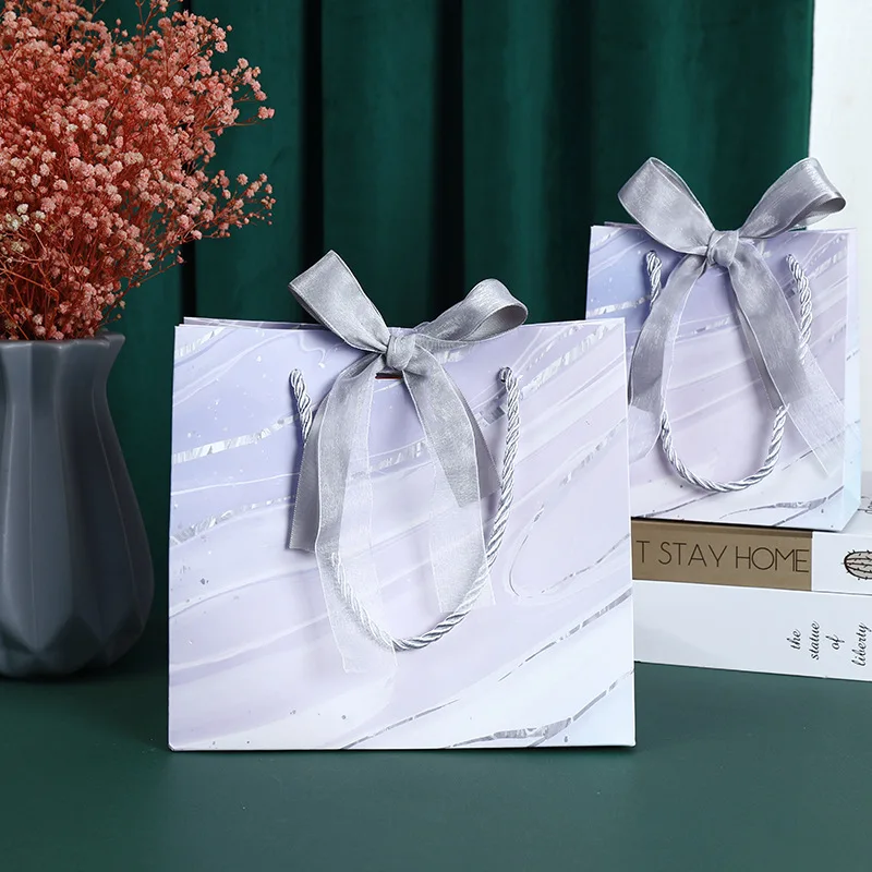 
Suppliers wholesale Luxury bolsa de embalaje de papel Marble Party Gifts Paper Bag With Ribbon 
