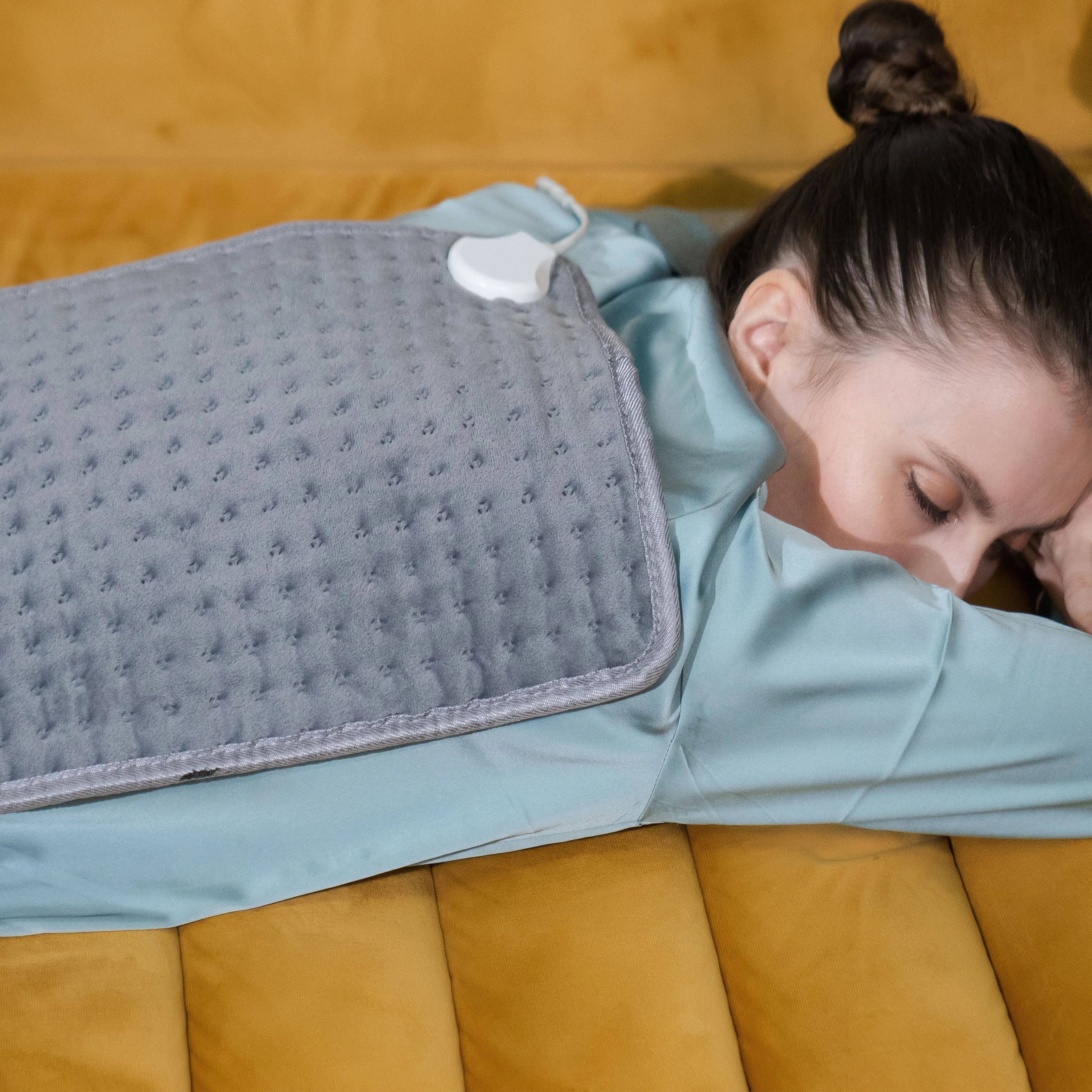 Body heating system Low-voltage far-infrared heating to improve sleep quality Electric heating pad