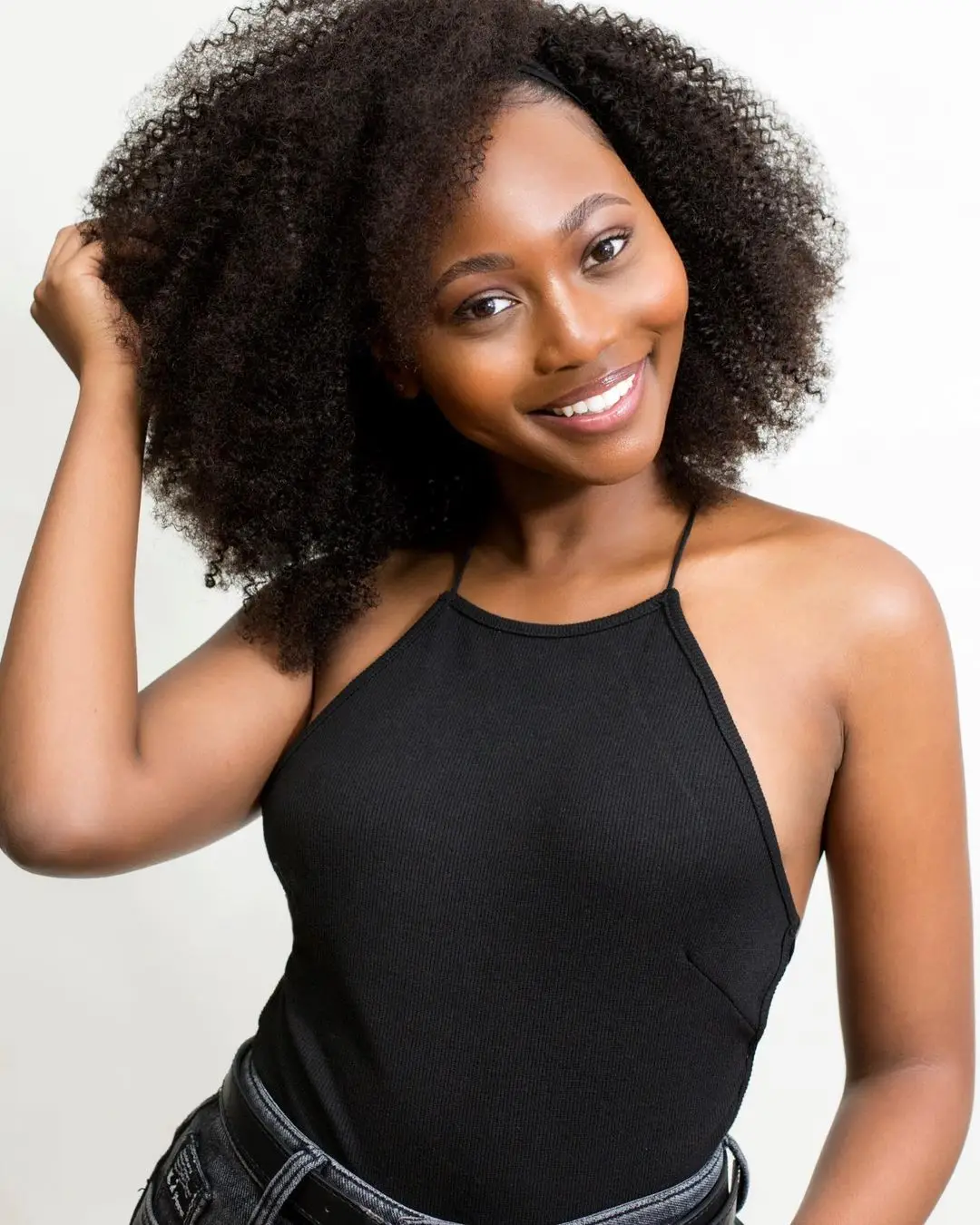 Популярные 100% бразильские натуральные человеческие волосы с выравненной кутикулой, вьющиеся кружевные передние парики, парики на полной сетке, дизайн для черных женщин