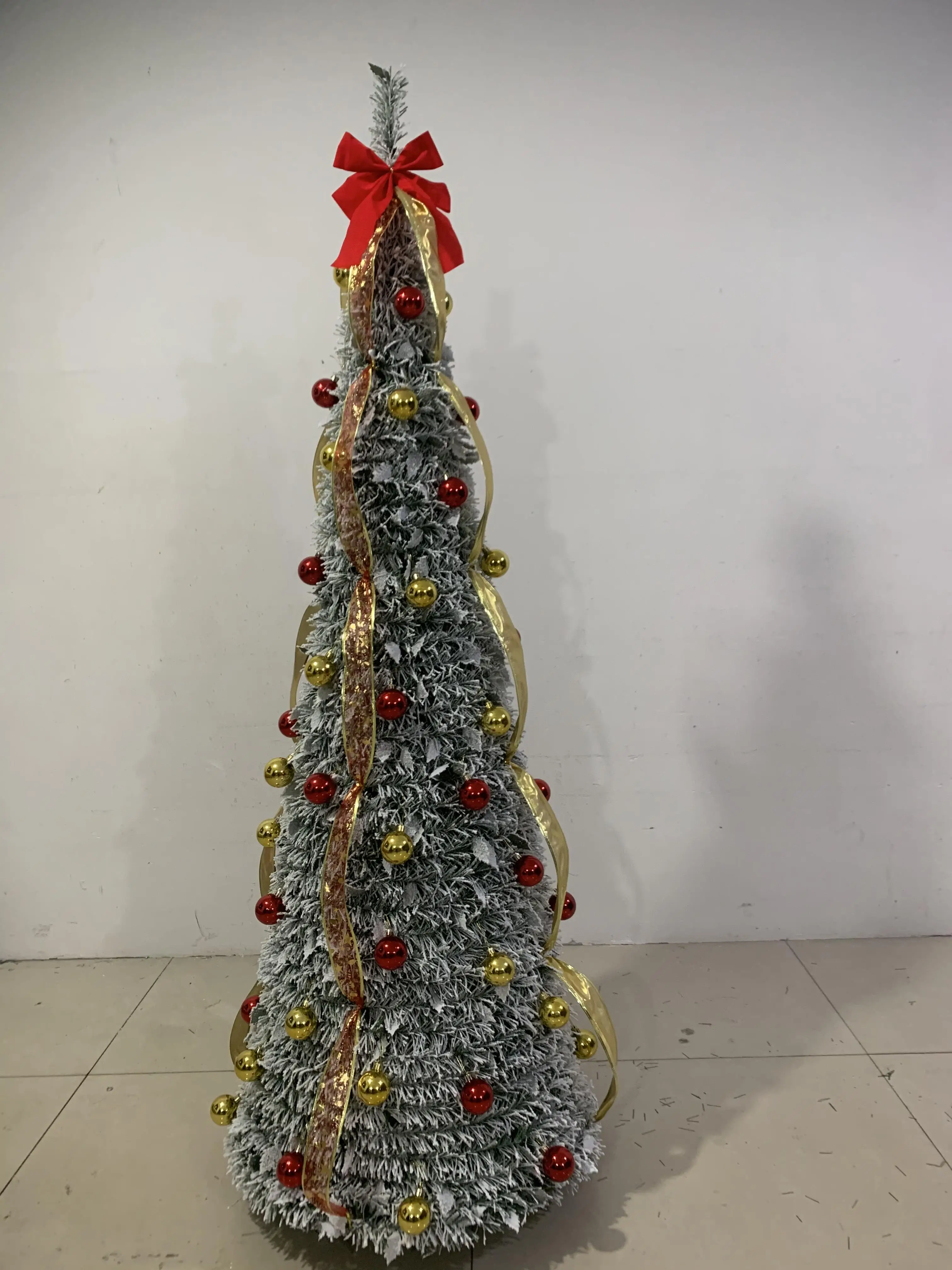 Ourwarm New Arrival PVC Flocked Snowflake Foldable Telescopic Christmas Tree Pop-up LED Christmas Tree