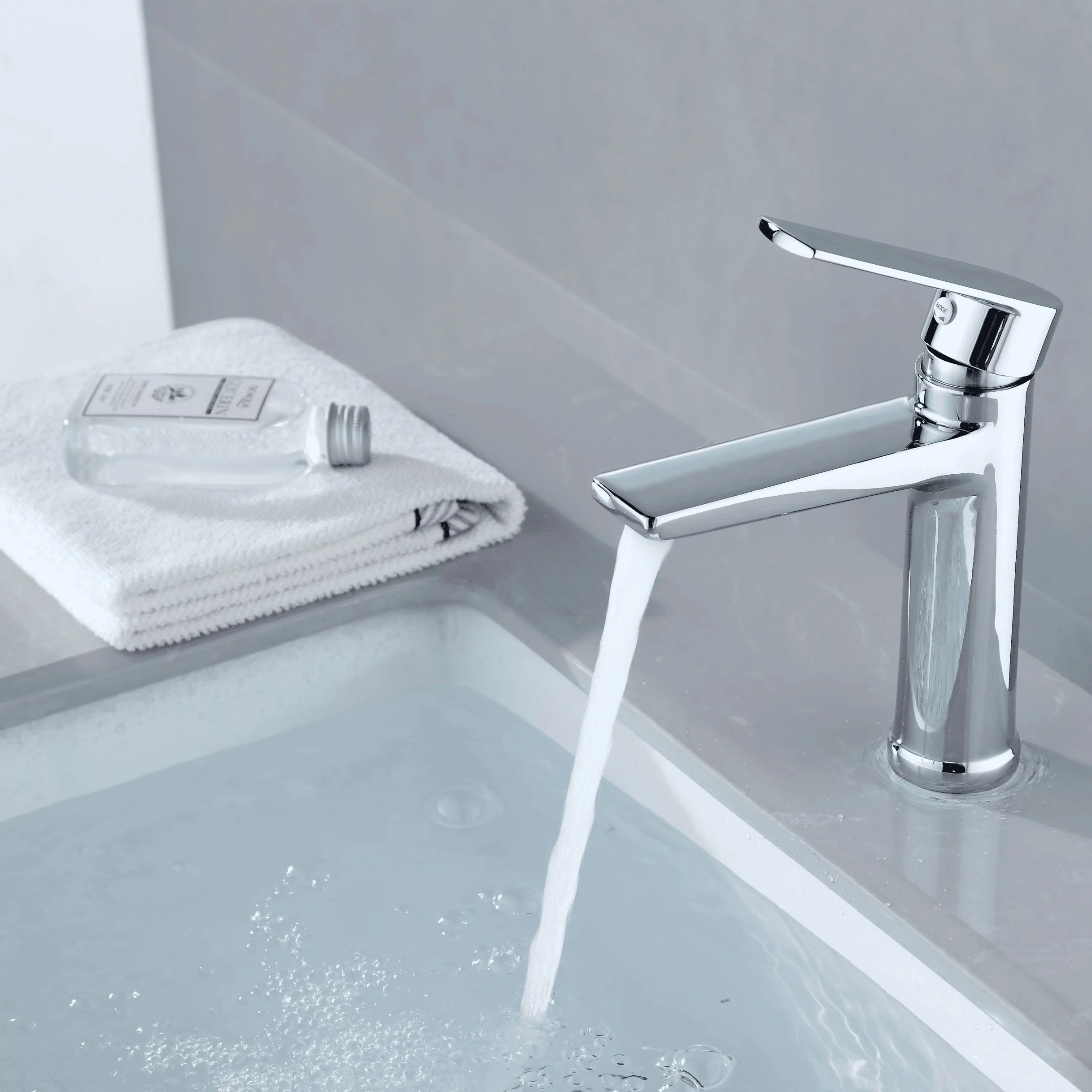 Modern Deck Mounted Zinc Hot and Cold Basin Mixer Single Handle Bathroom Wash Basin Faucet Curved