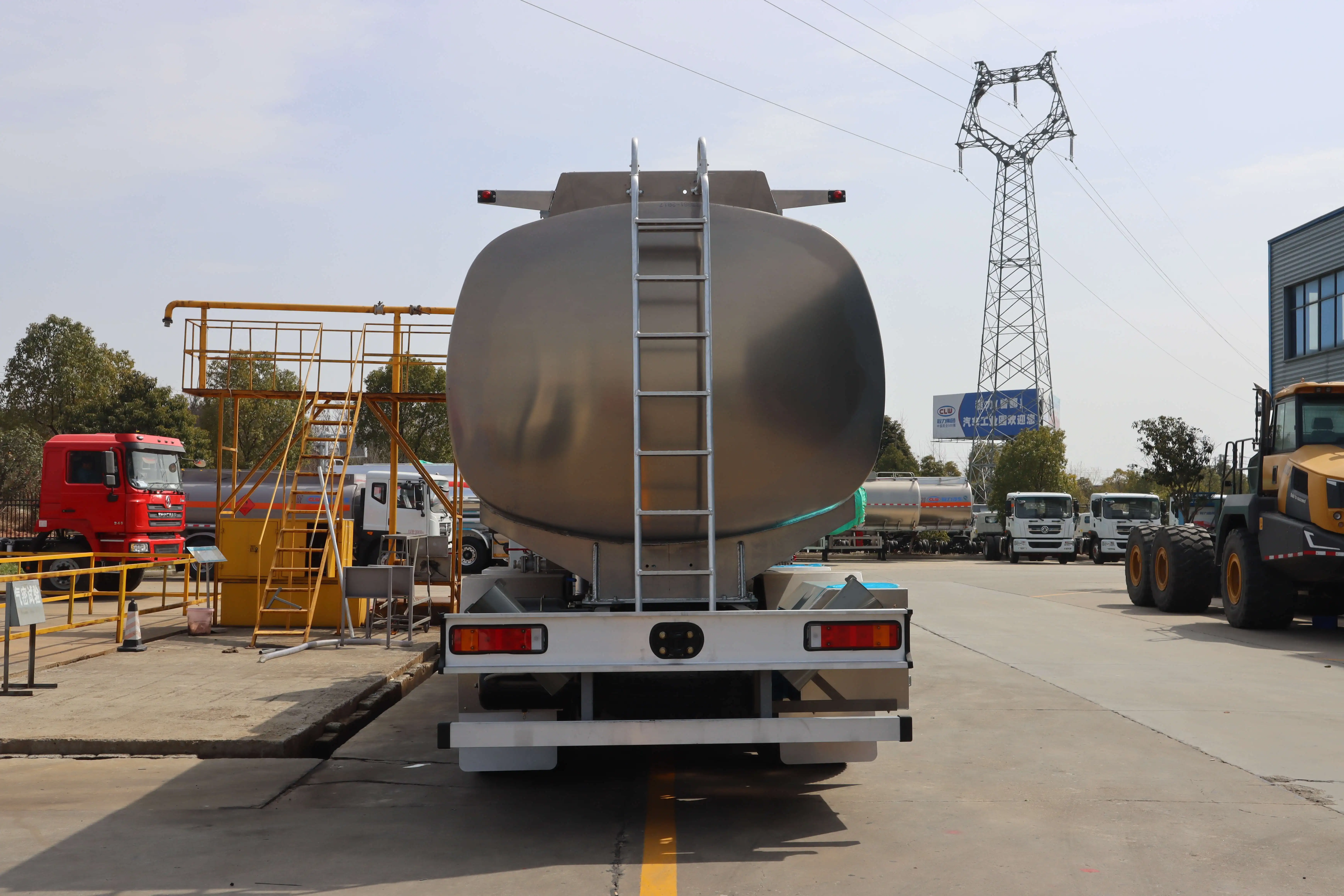 High Quality 6x4  fuel delivery truck price petrol oil tanker diesel fuel tank truck Dongfeng 13400 liters oil tank