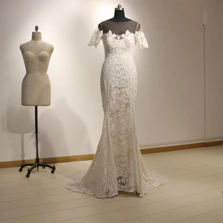 Женское свадебное платье с открытыми плечами