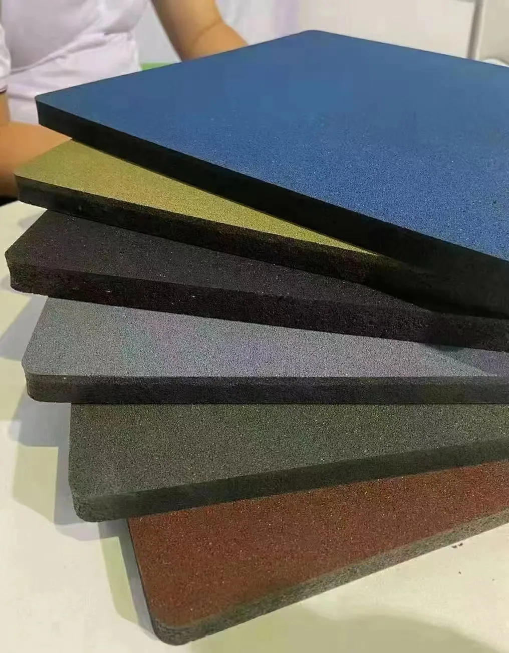 Safety Fadeless No smell rubber gym flooring gym shockproof rubber floor 15-20mm rubber flooring mat for indoor or playground