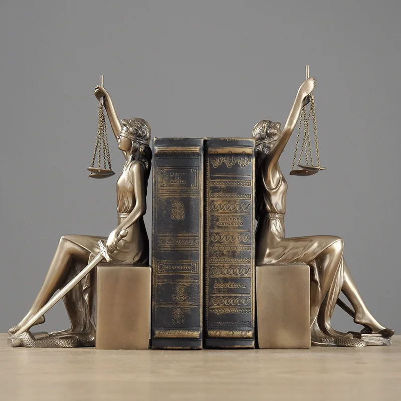 Light luxury goddess of justice statue decoration creative European-style judicial balance law firm office desktop decoration