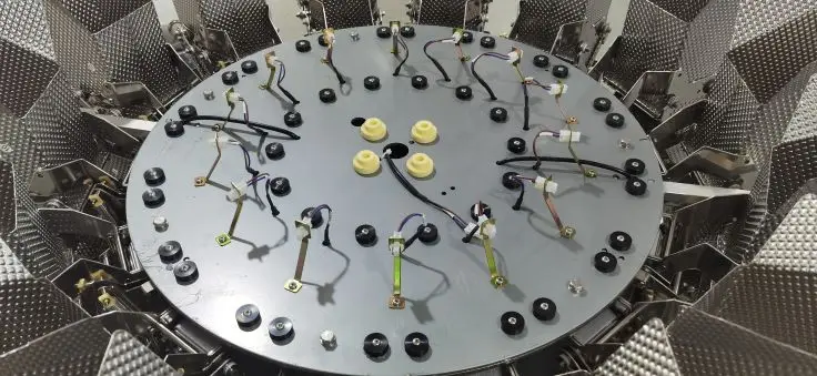 Bag packing machine automatic quantitative counting biscuits chips peanuts packing machine equipment