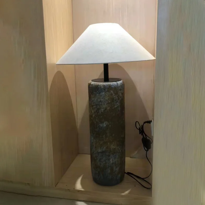 Керамический торшер Wabi-sabi установлен в гостиной отеля