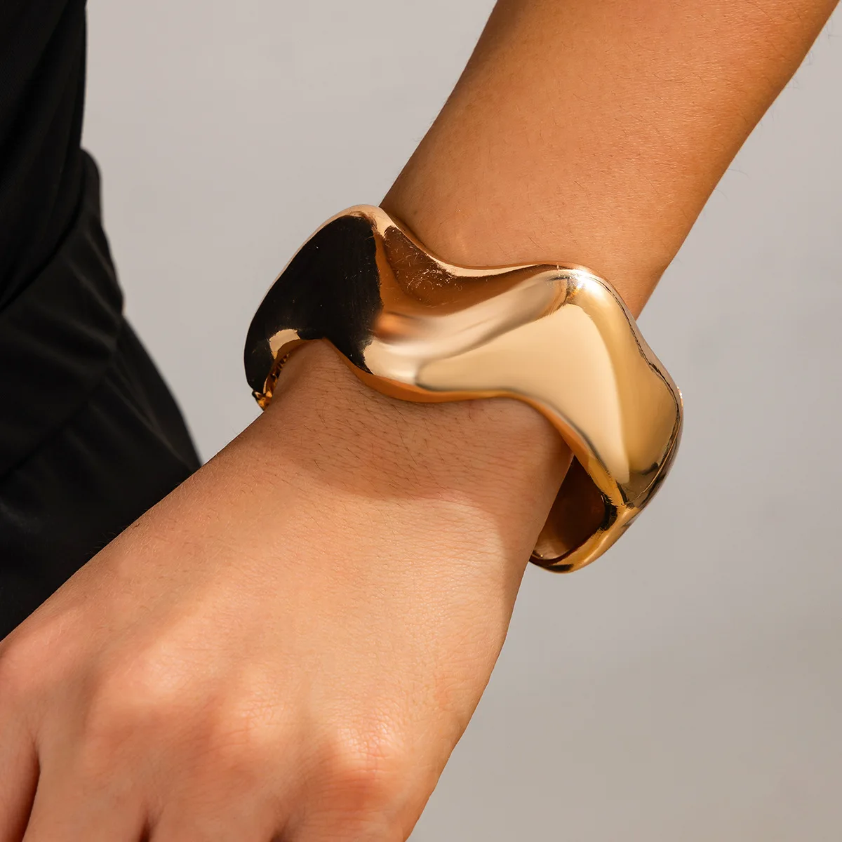 New Punk Gold Smooth Exaggeration Bangle  Geometric Feather Big Circle Bracelet For Women Jewelry