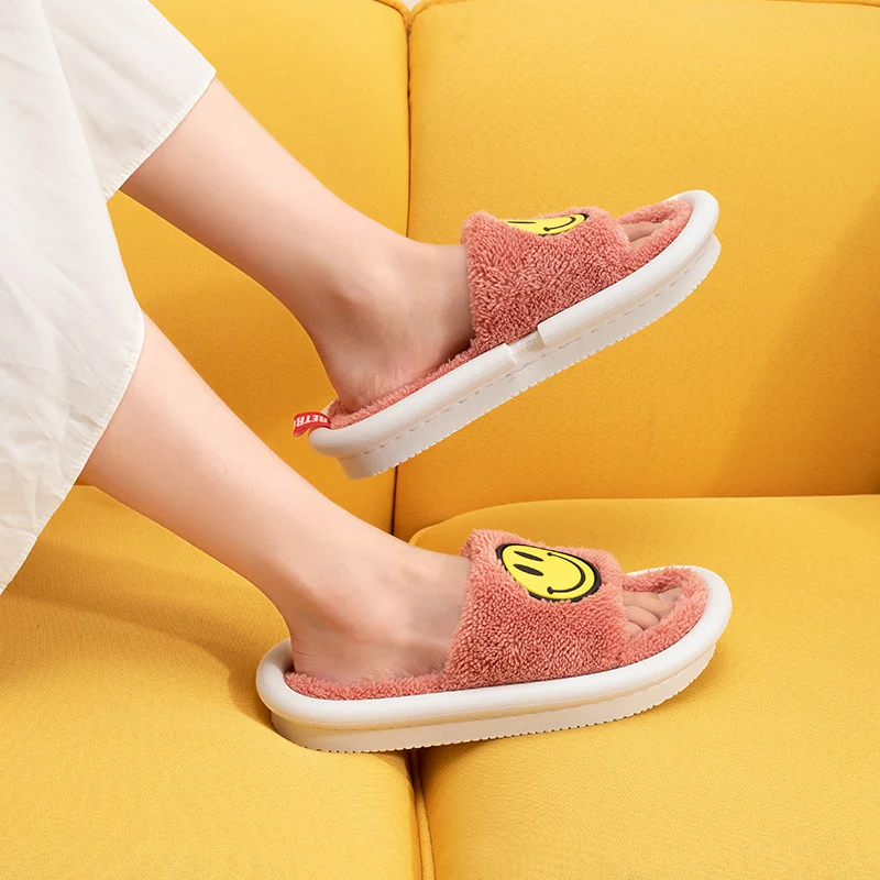 Хлопковые пушистые меховые декорированные тапочки с открытым носком со смайликом, Короткие Плюшевые флисовые зимние домашние тапочки на плоской подошве для пар, женские Тапочки