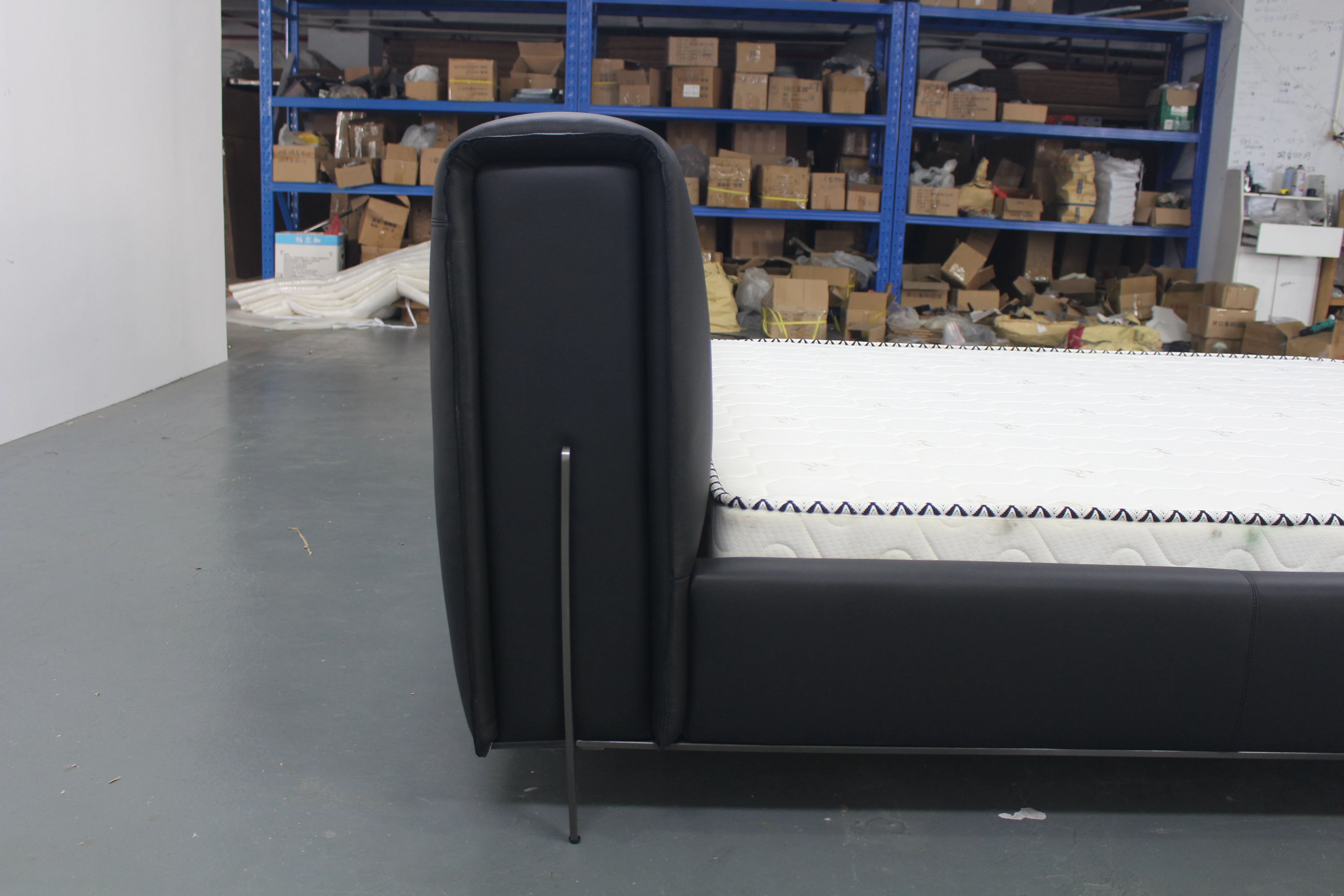 China Factory Italian Style Customized Double Queen King Size Black PU Real Leather Wooden Bed