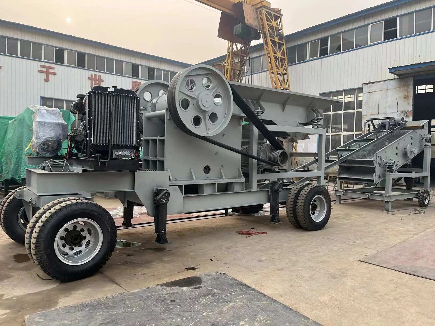 Mining diesel version crushing mobile vehicle stone jaw crusher