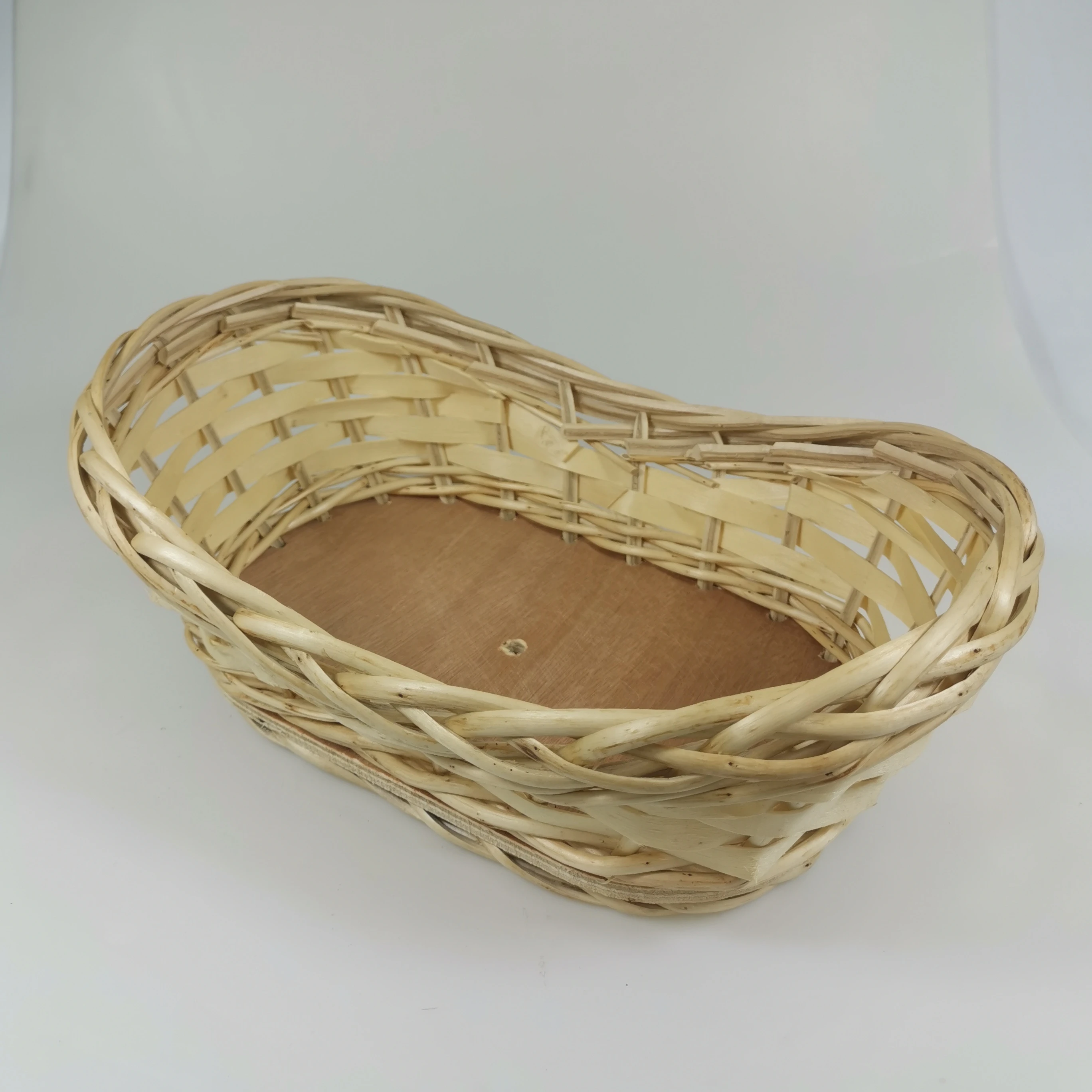 China Manufacturer Boat  Shape Willow Material Wicker Fruit Basket with Wood Base