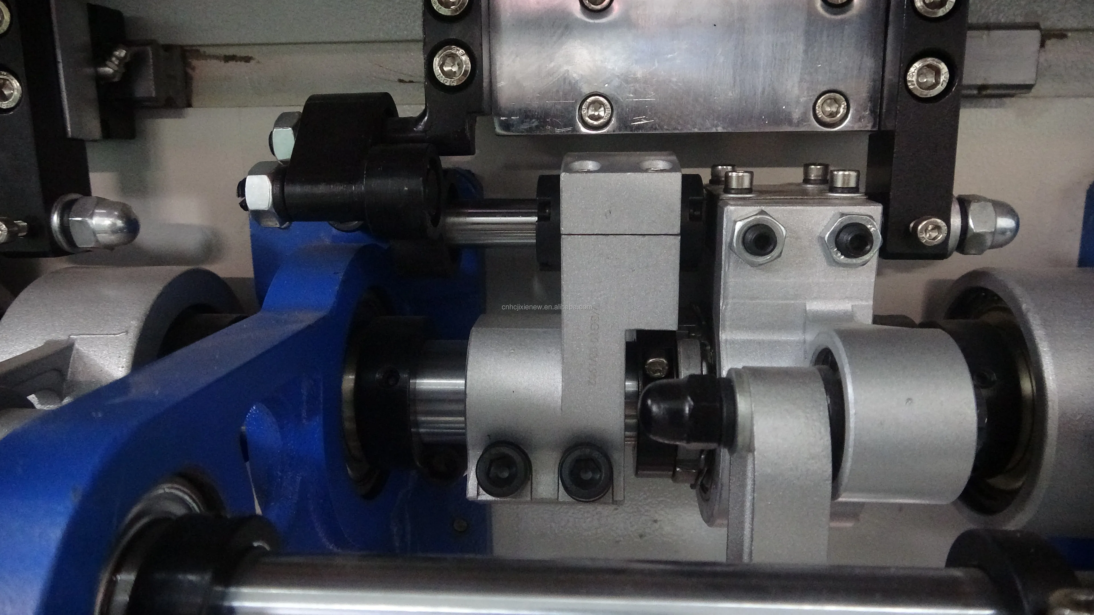 Automatic computerized quilting machine for precision fabric between mattressesn machine