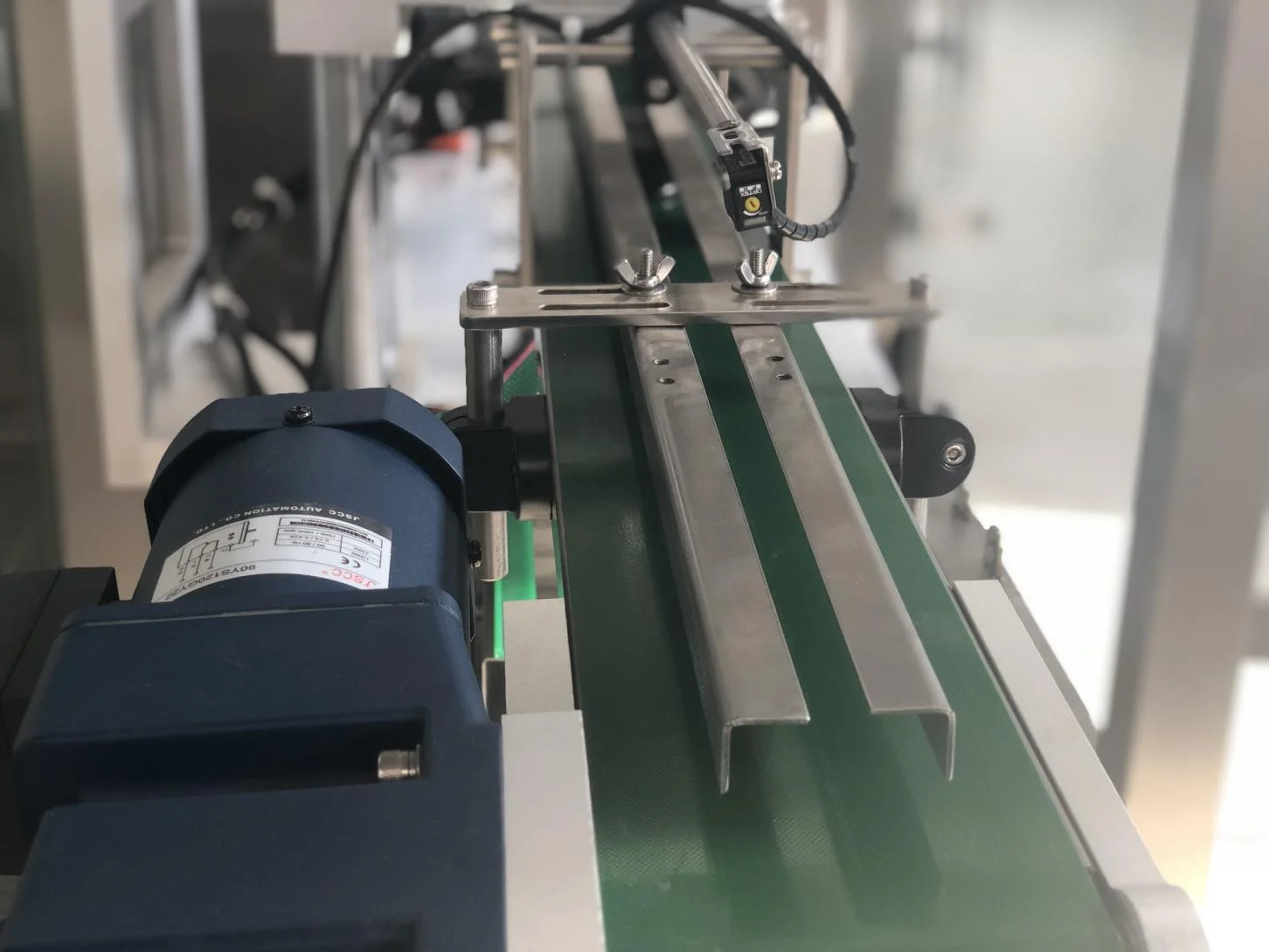 Высокоэффективный многофункциональный автоматический винтовой укупорочный станок для химической пищевой промышленности, цена, Тайвань