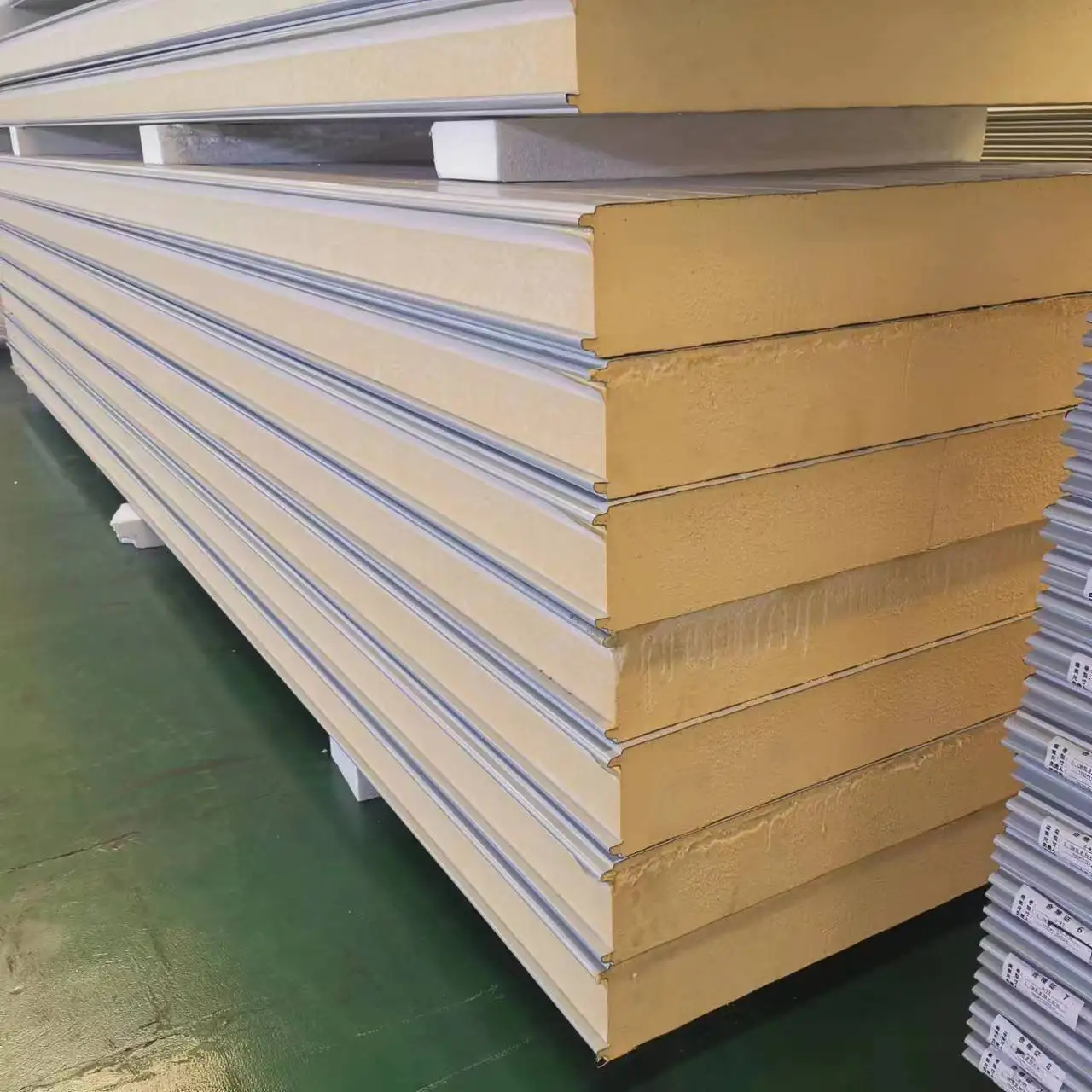 White Rigid PIR Insulation Foam Board Closed Cell Polyurethane PUR Aluminum Foil Facing Foam Insulation Board