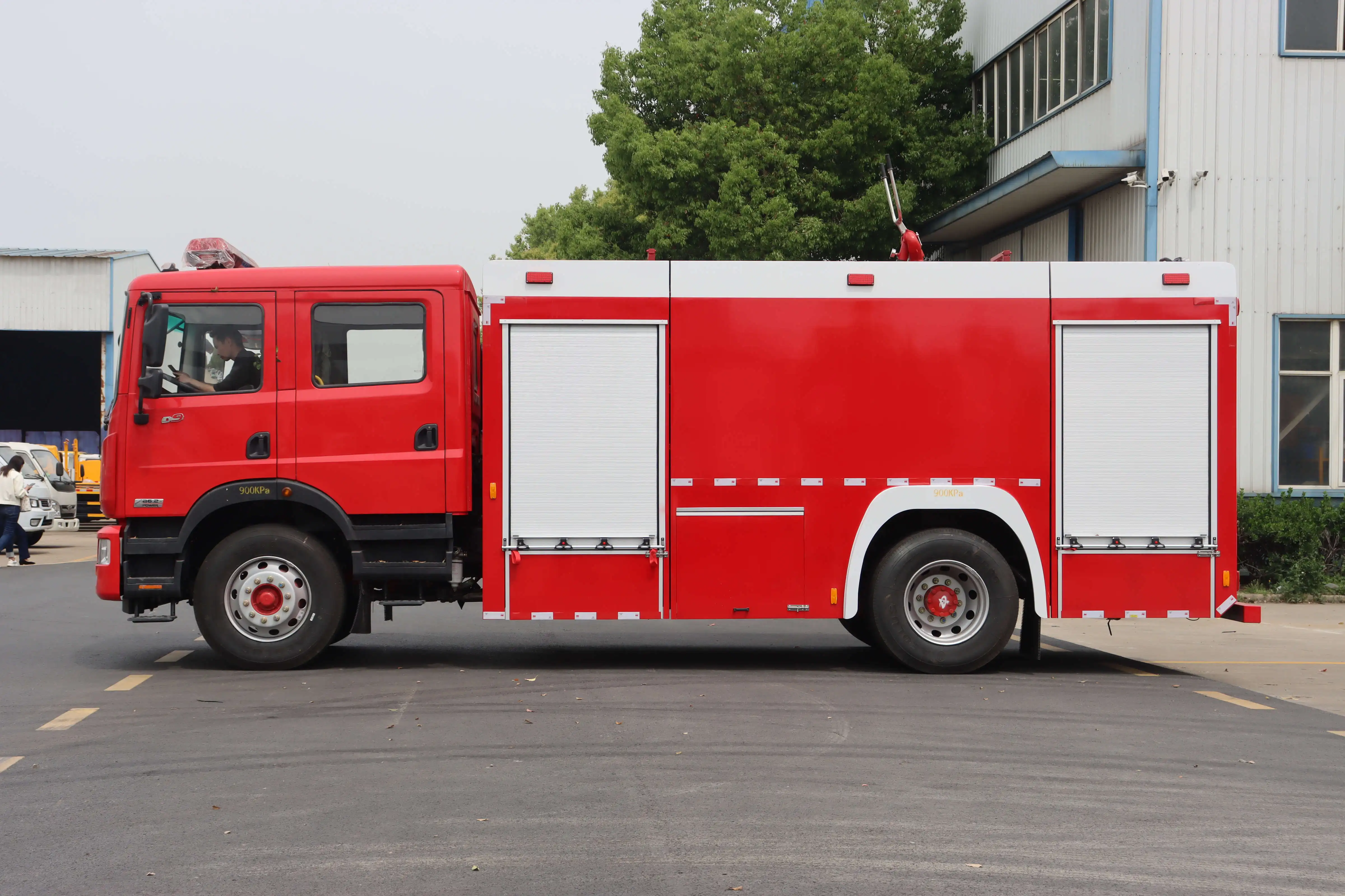 Лидер продаж усовершенствованная шеститонная пожарная машина Dongfeng D9 для промышленного пожаротушения