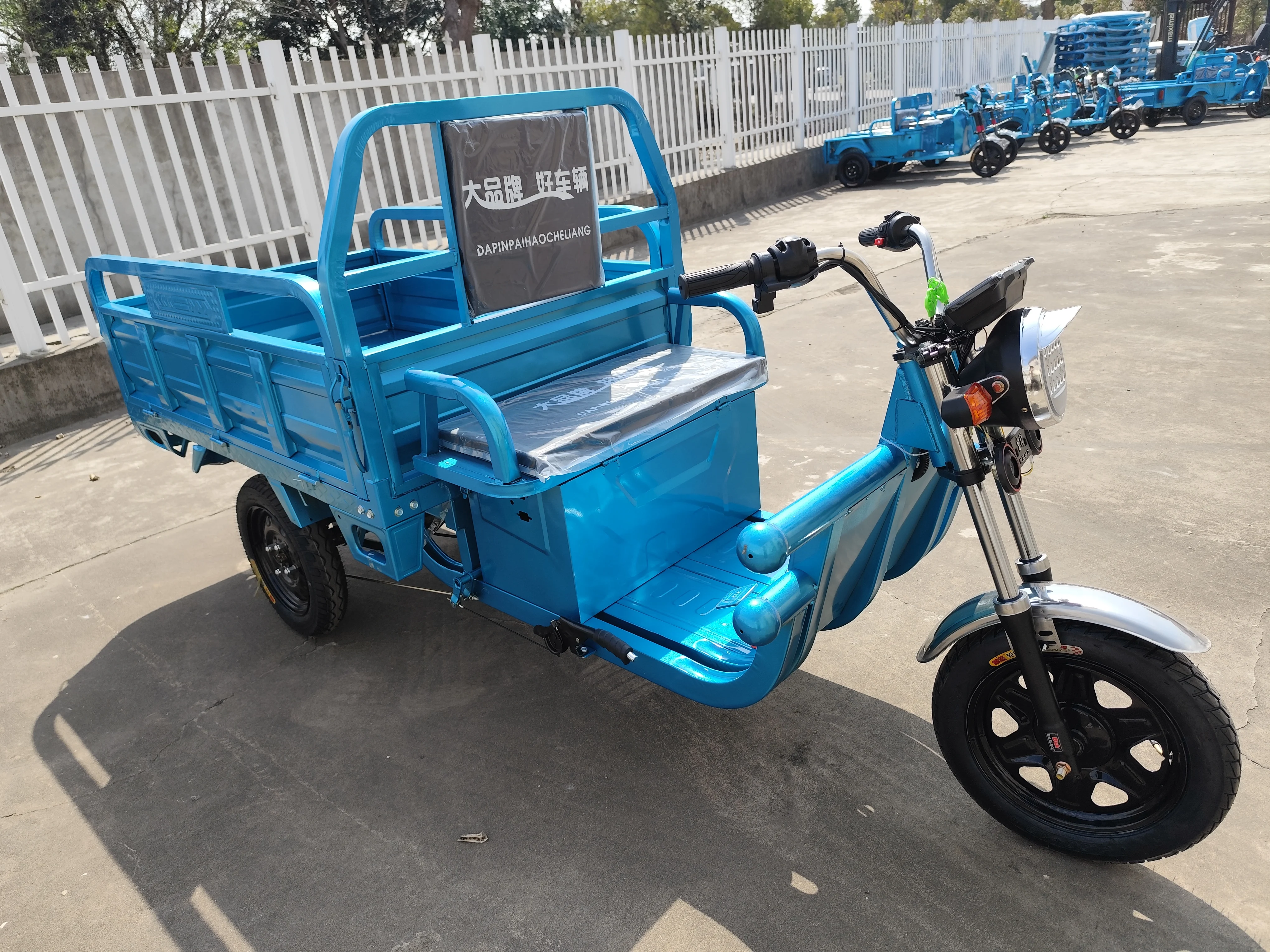 Factory direct electric tricycles Brand New electric cargo tricycle Selling fast Modern cargo electric tricycle