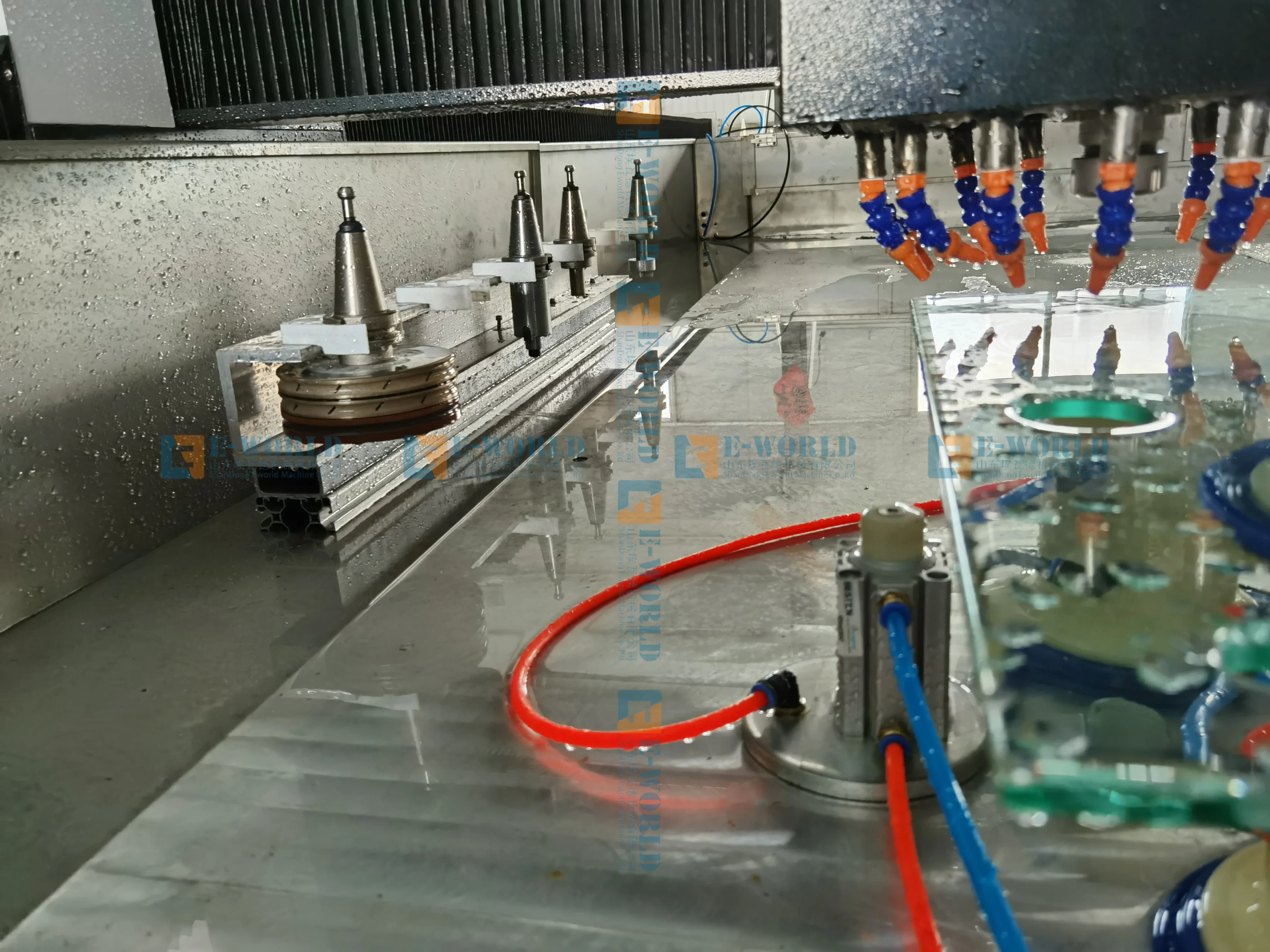 Центр обработки стекла с ЧПУ автоматически меняющимися инструментами