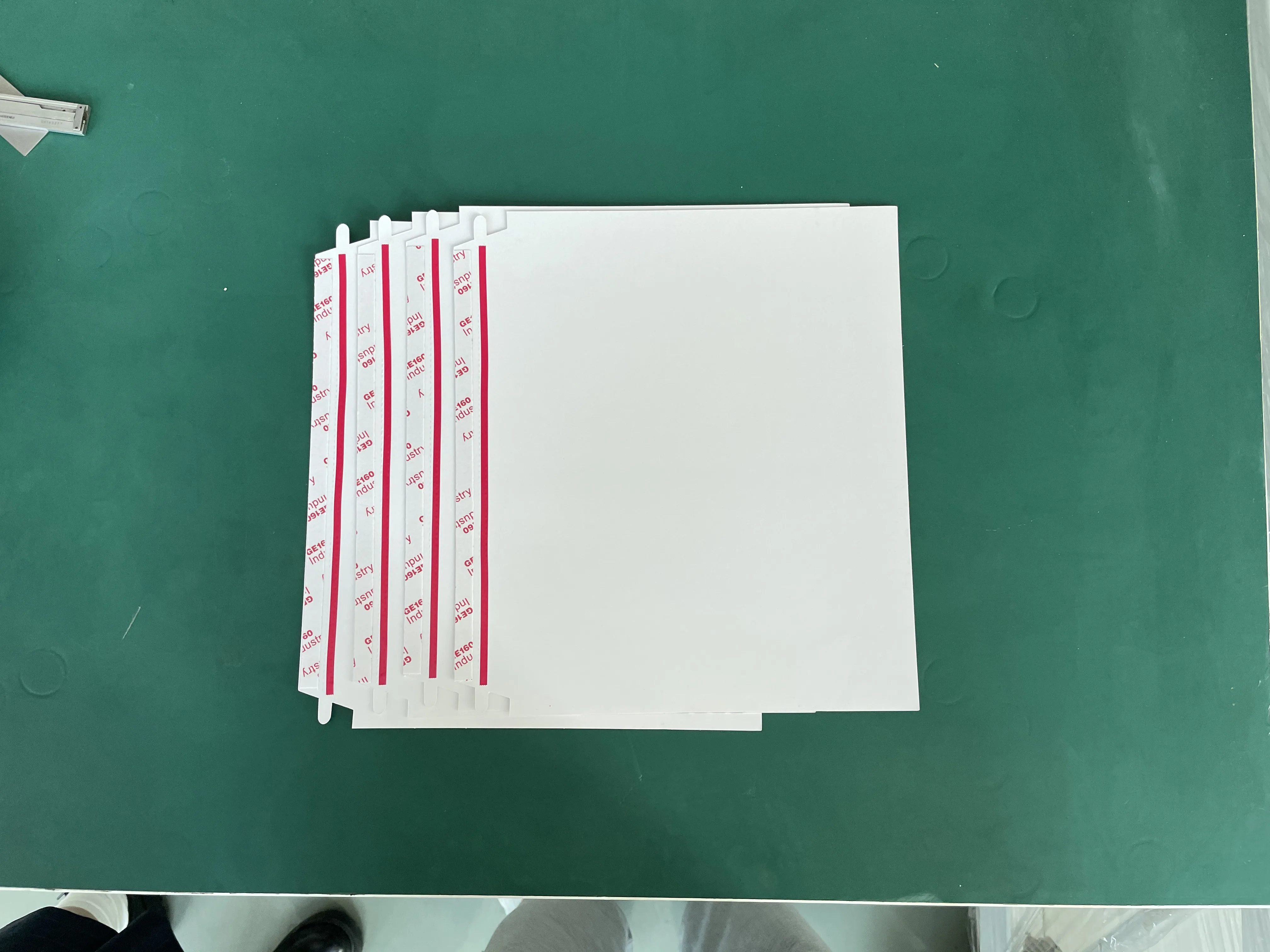 Spray hotmelt glue system and paste release paper applicator labeling machine