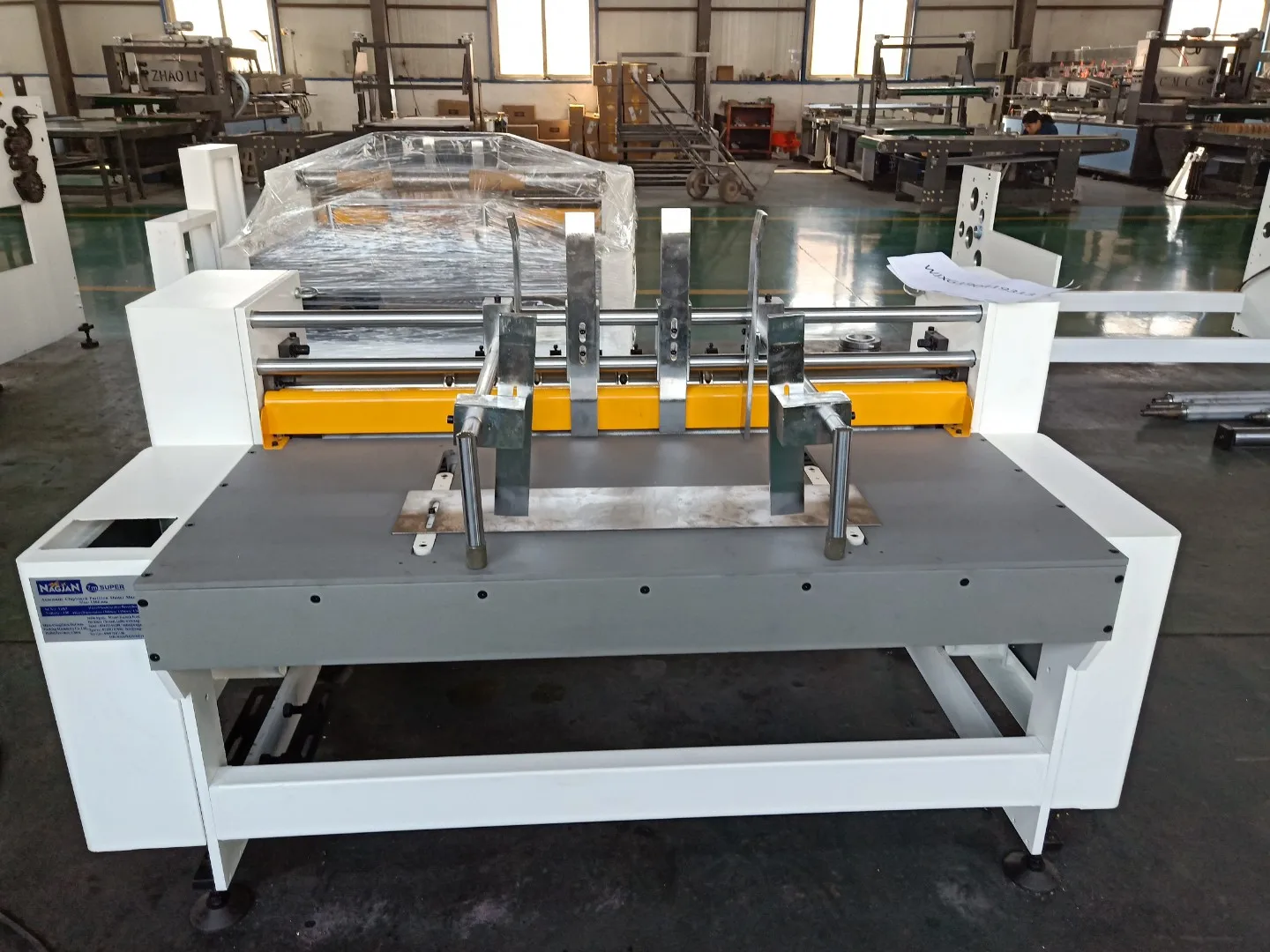 Automatic cardboard assemble partition machine / corrugated paperboard partition slotter