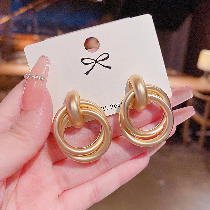 High quality cool style retro unique personality influencer with matte matte circle earrings for women