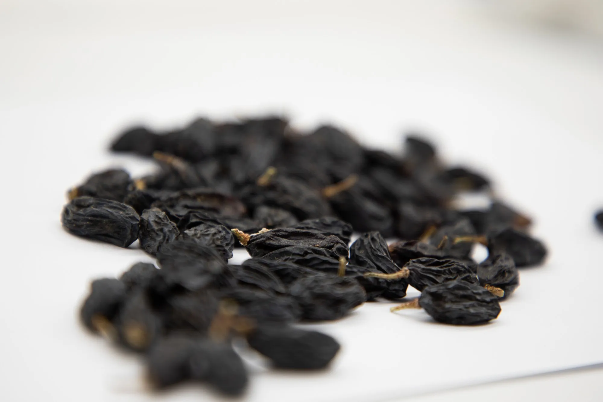 Оптовая продажа, сушеный виноград высокого класса без ГМО из Узбекистана, сладкий черный изюм, натуральная здоровая закуска