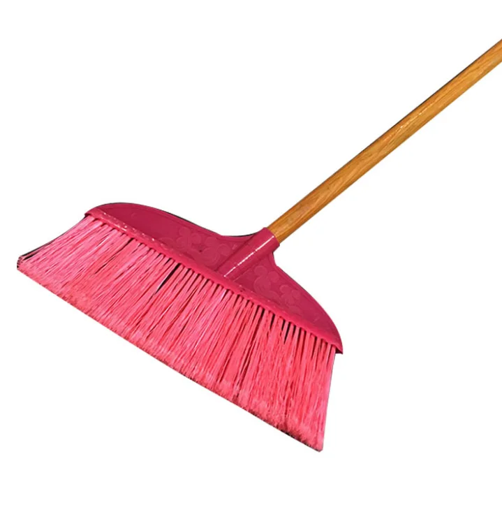 Щетка для чистки пола с деревянной ручкой