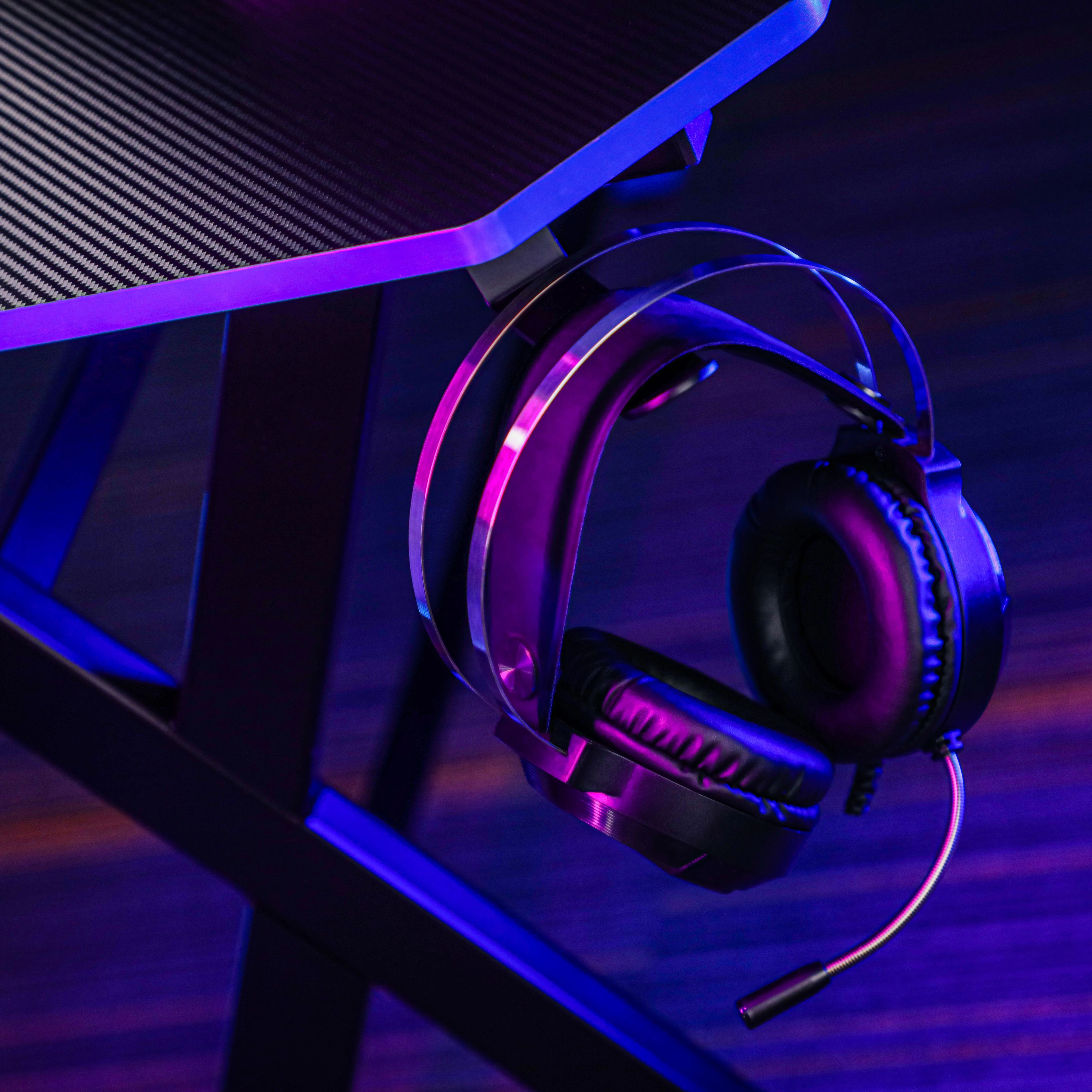New Arrival AOKE modern furniture R shaped computer black gaming desk with Cup holder&Headphones hook