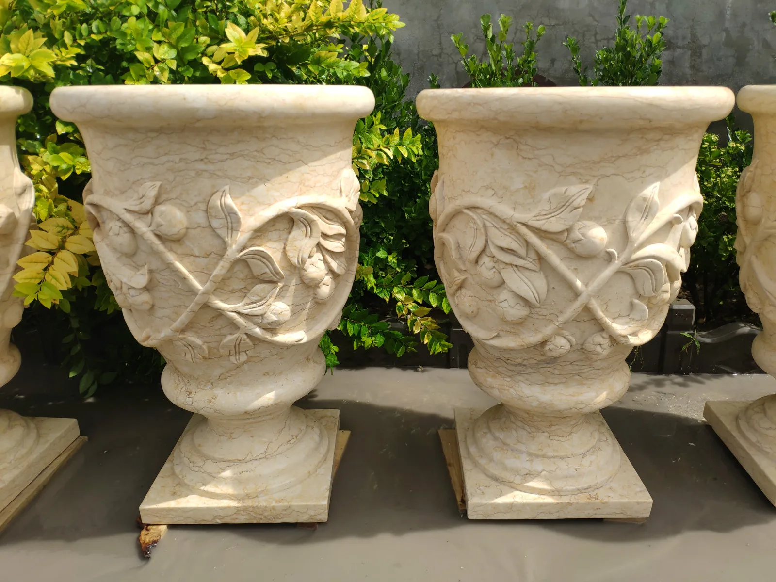 Hot Sale Natural Marble Hand Carved Simple Yard Outdoor Garden Big White Marble Flower Pot Vases For Decorative