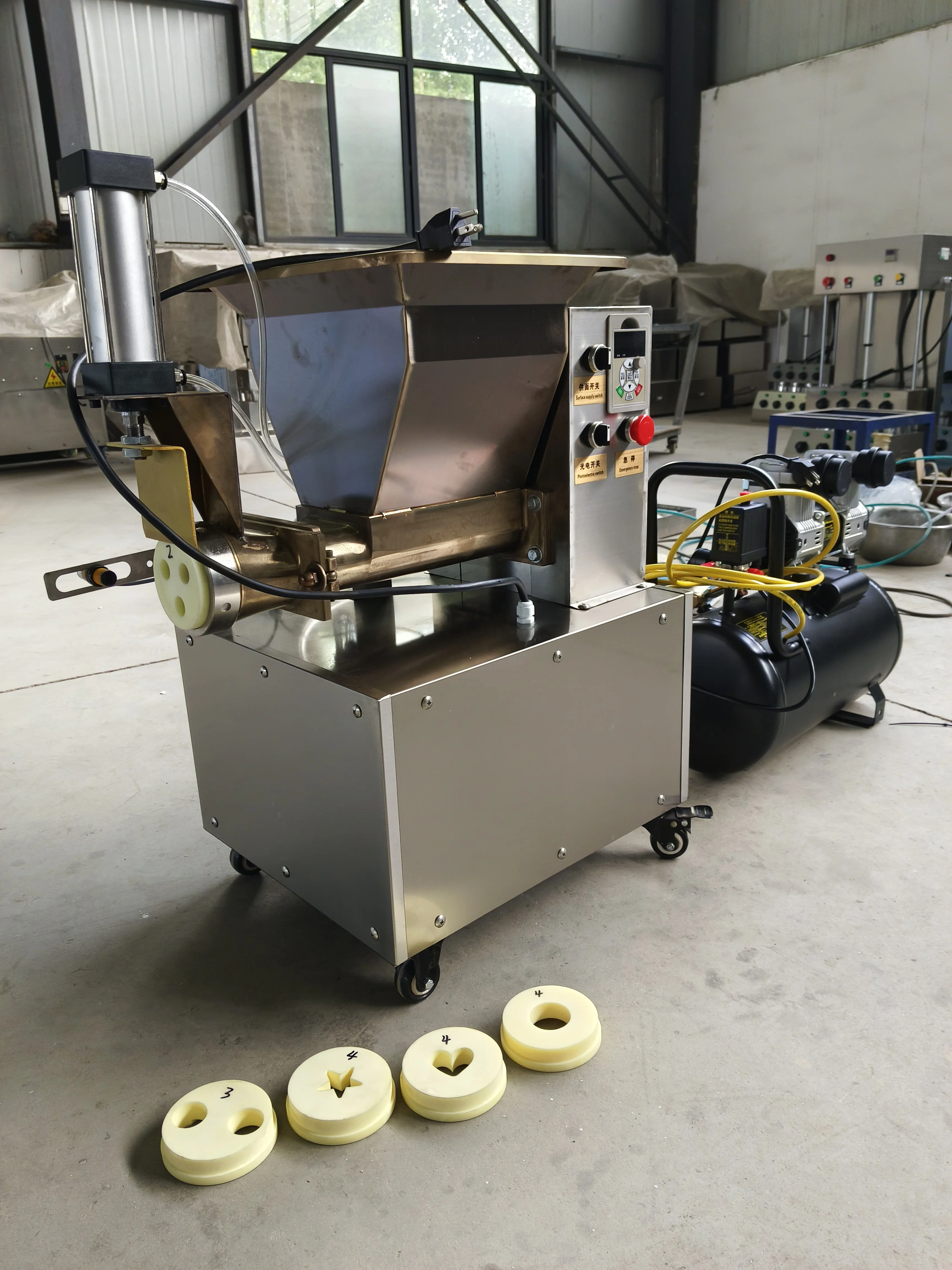 Dough Ball Mould Machine Dough Extruder Cutting Machine Dough Divider Rounder Machine For Pizza Bread
