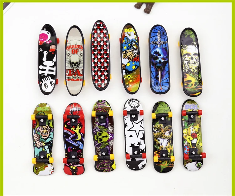 
Classical toys finger skateboard desktop toy scooter fingertip sports scooter desktop toys children gifts 
