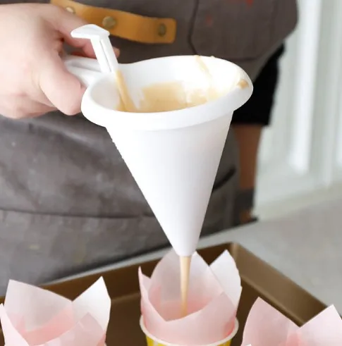 wholesale Baking Tools Chocolate Pastry Mold Cookie Cupcake Muffin Cream Cake Funnel Batter Dispenser