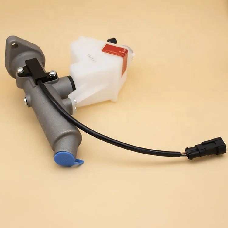 Hot sale GENLYON Truck Parts clutch master cylinder 5801475914 with oil can For GENLYON truck spare parts