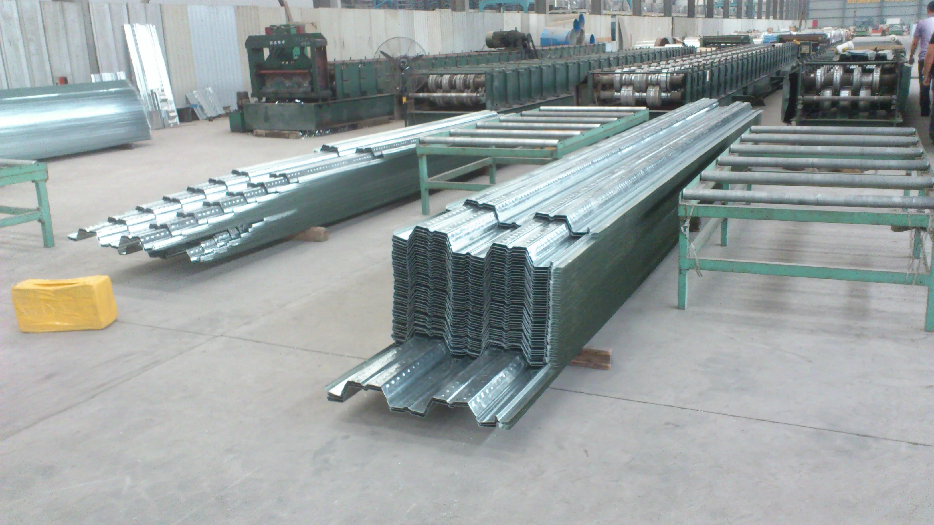 
0.1-0.2mm thickness Low cost galvanized corrugated zinc roofing sheet /roof sheet price/aluminum zinc price per meter 