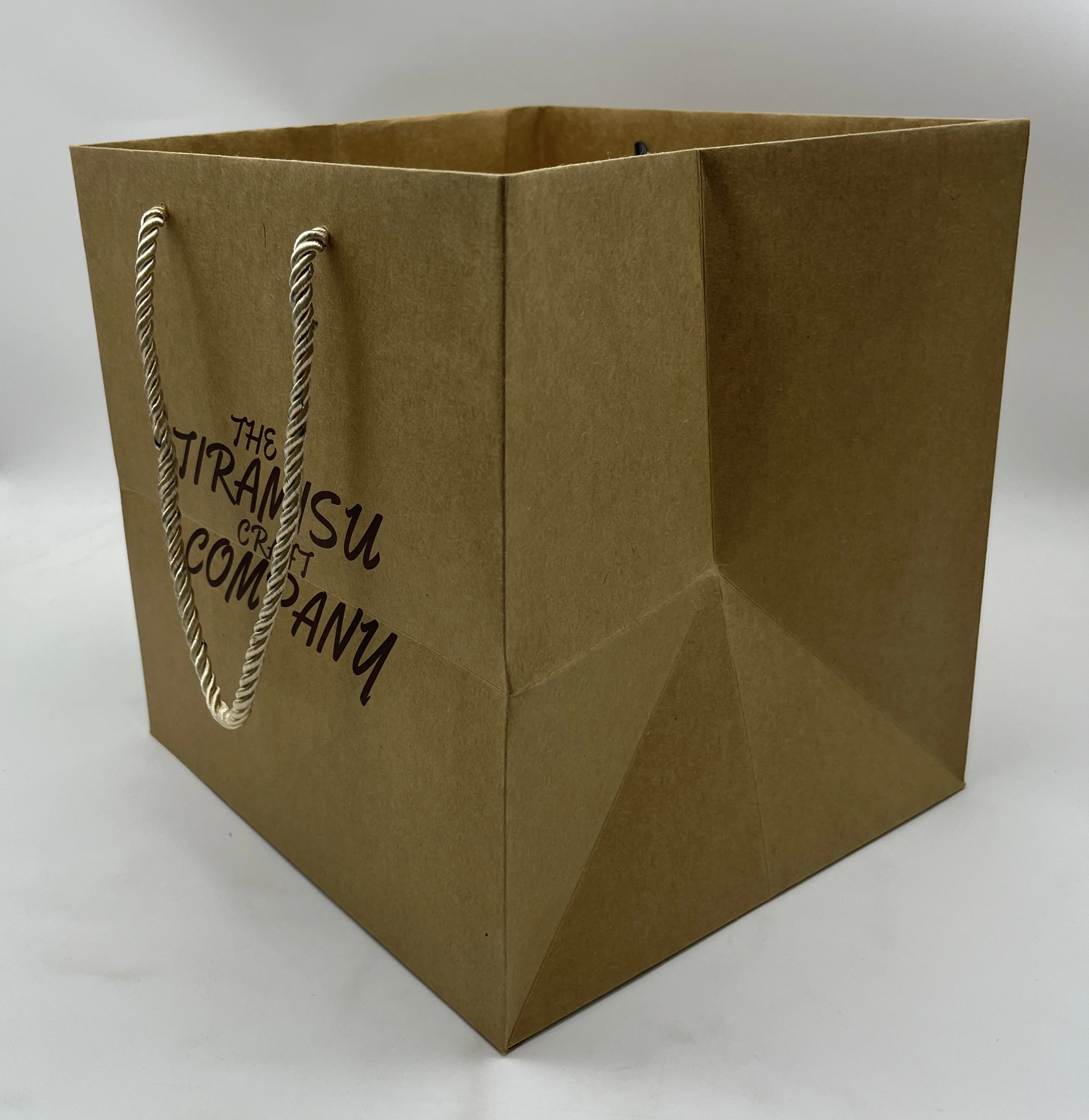 wholesale Eco-friendly kraft paper bags custom logo food packaging cake carry bags with handle