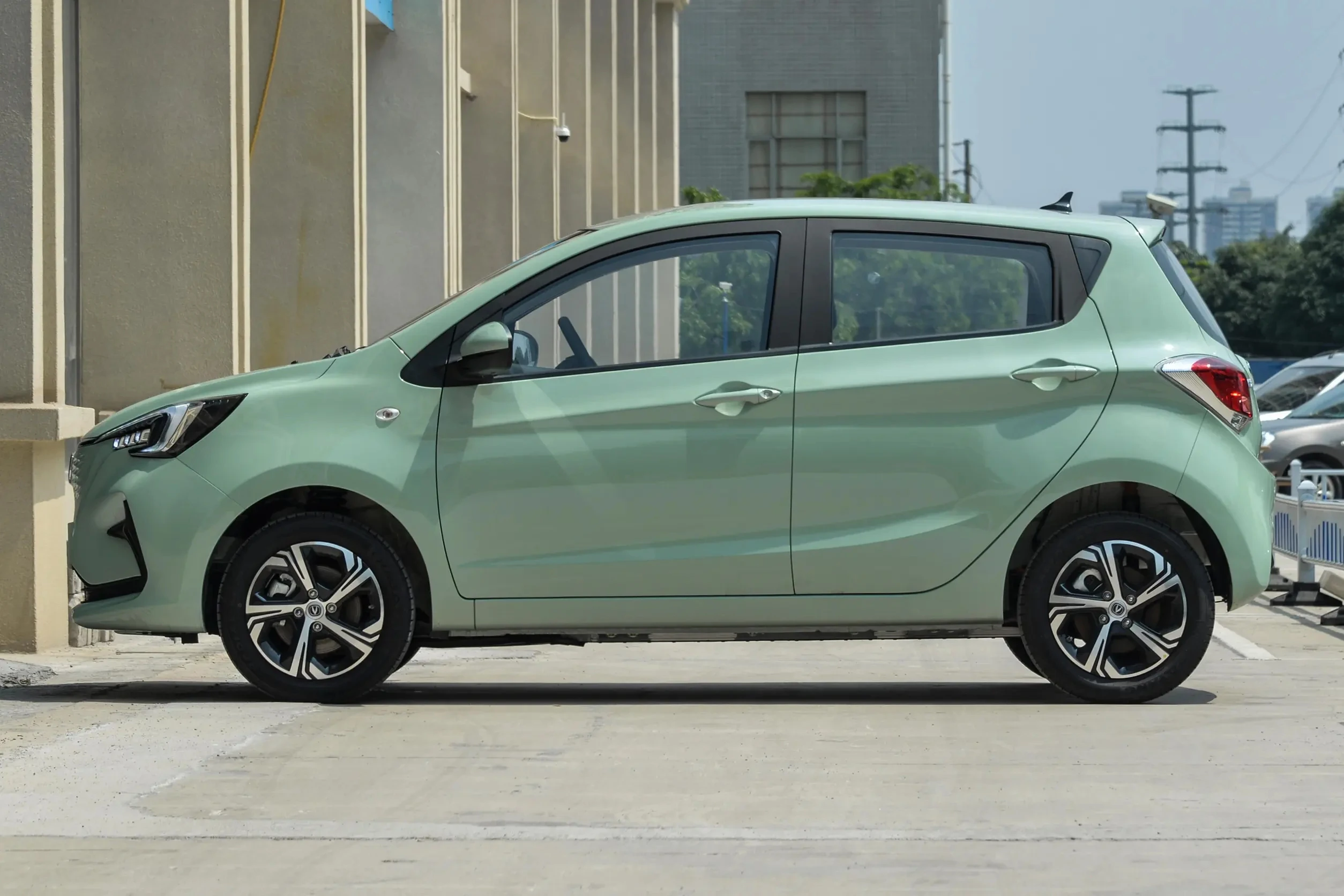 Best Selling Low Price Spot Changan Benben E-Star 2024 Colorful 310KM Lithium Iron Phosphate Pure Electric FWD Hatchback