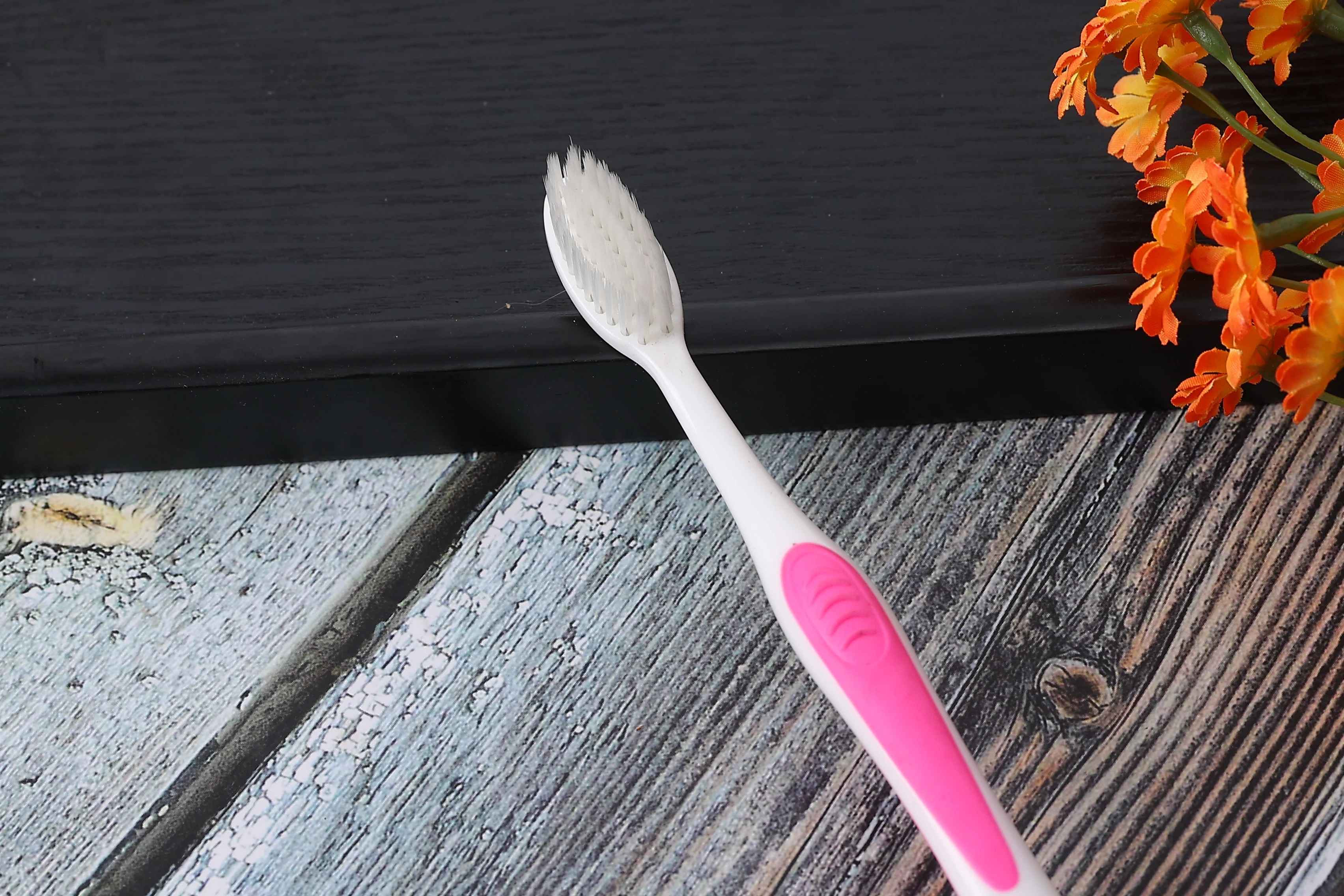 Customized simple and eco-friendly disposable hotel toothbrush for travel toiletries