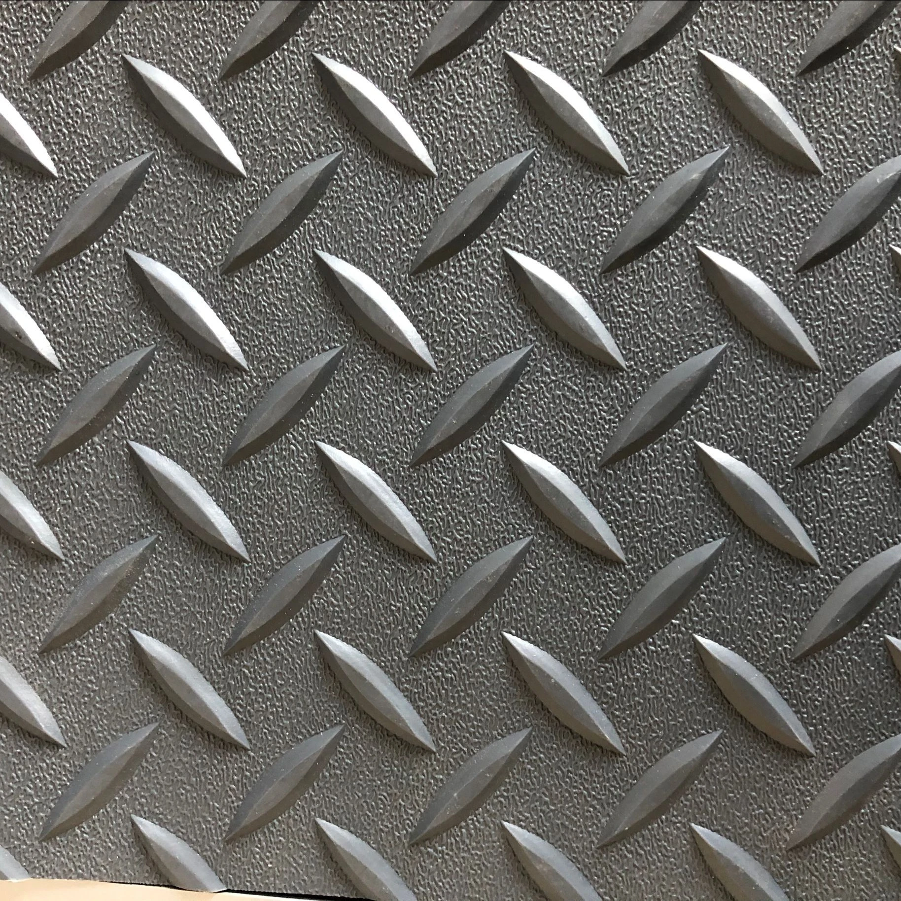 Wholesale good quality 3mm~5mm thick black and colors soft outdoor Garage Diamond Plate Non slip floor Rubber mats roll