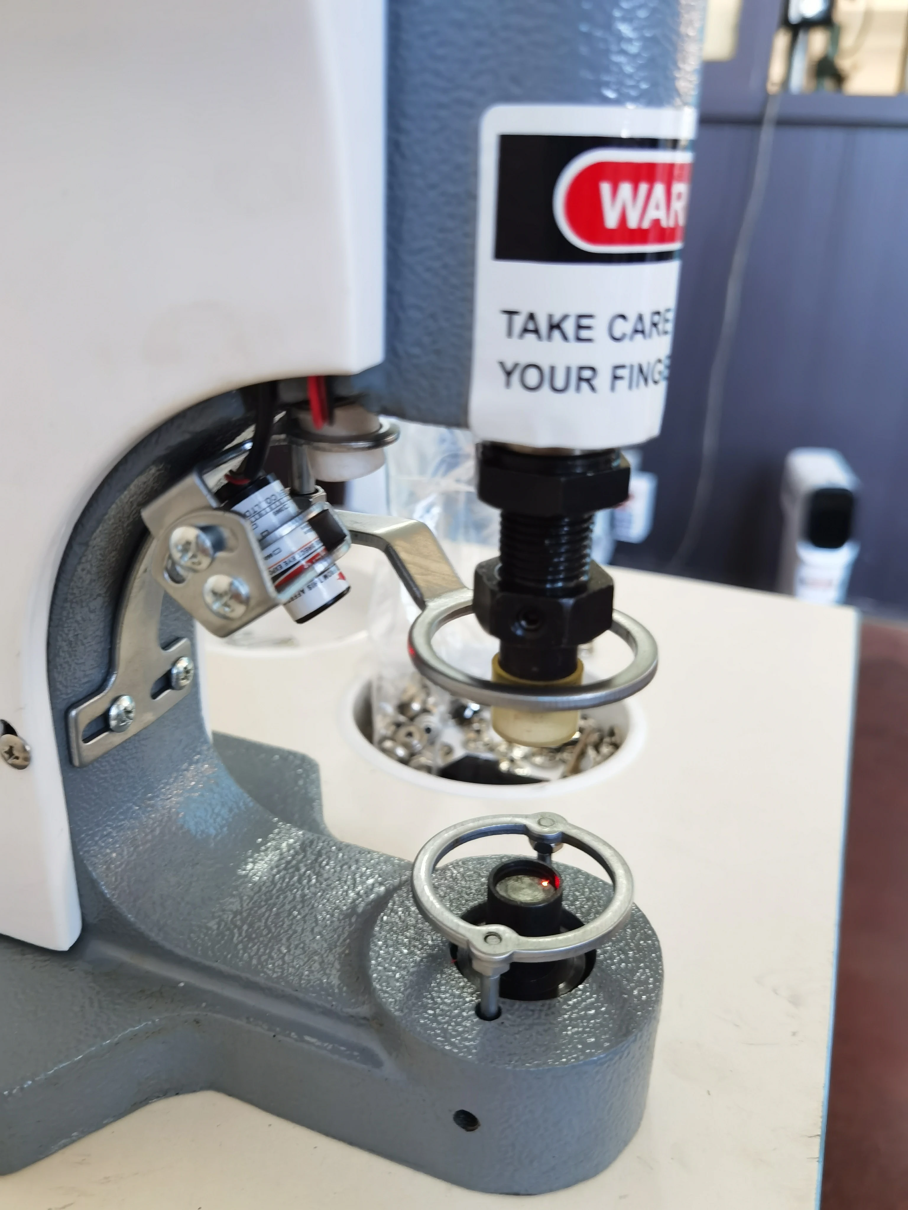 DS-818 Computer Servo Electric Snap Button Attaching Machine Sewing