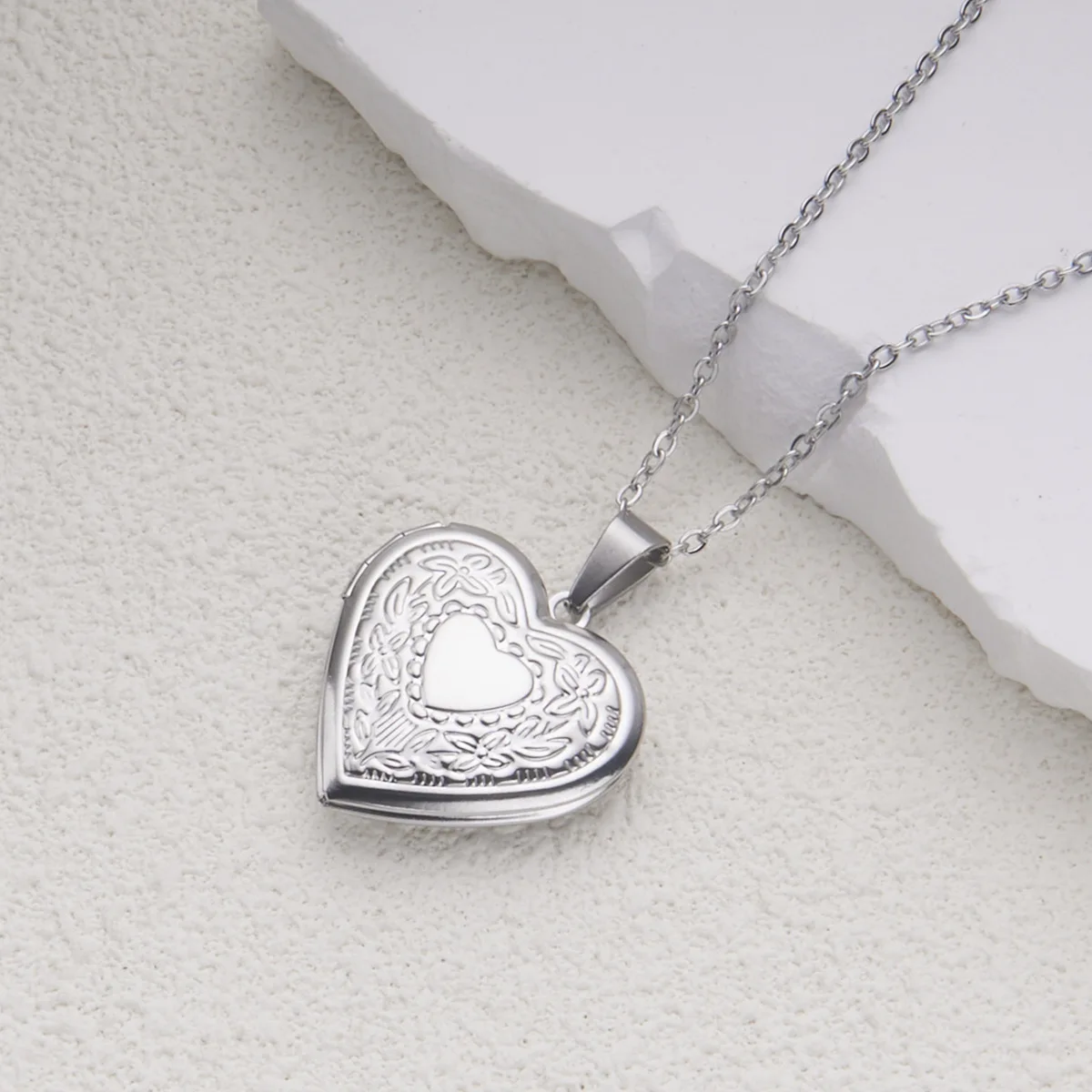 Hot Selling Unisex Open Heart Pattern Vintage Stainless Steel Chains Silver Gold Cross-Border Charm Pearl Picture Frame Jewelry