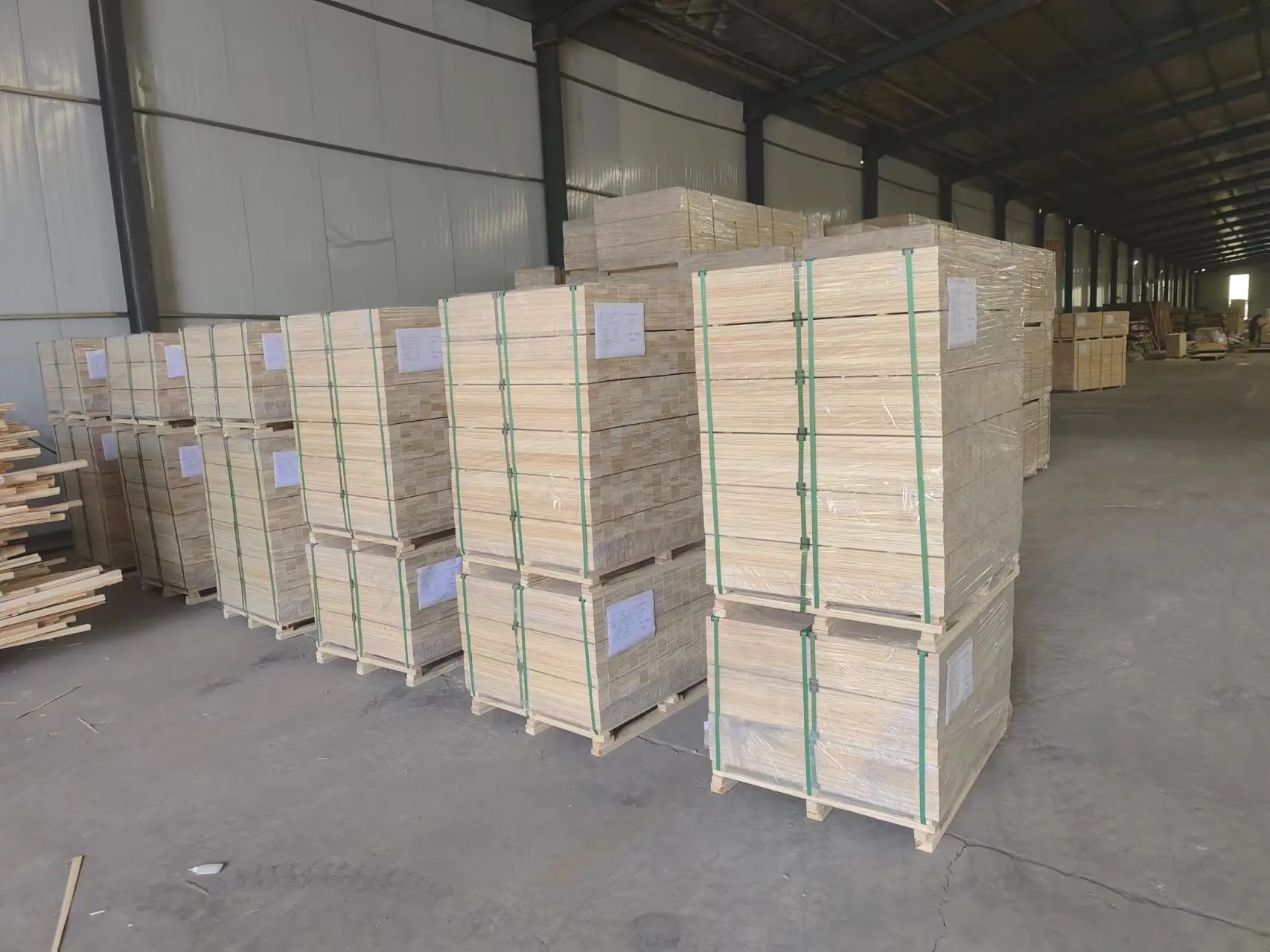 1/2'*5-1/2' Modern North American Style White Primed MDF Baseboard for Floor Usage in Apartments Marble Design