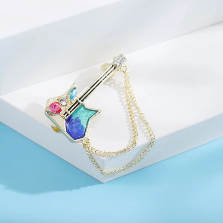 New Fashion Creative Chain Guitar Brooch Musical Instrument Badge Exquisite Men Suit Lapel Pin Women Wedding Jewelry Accessories