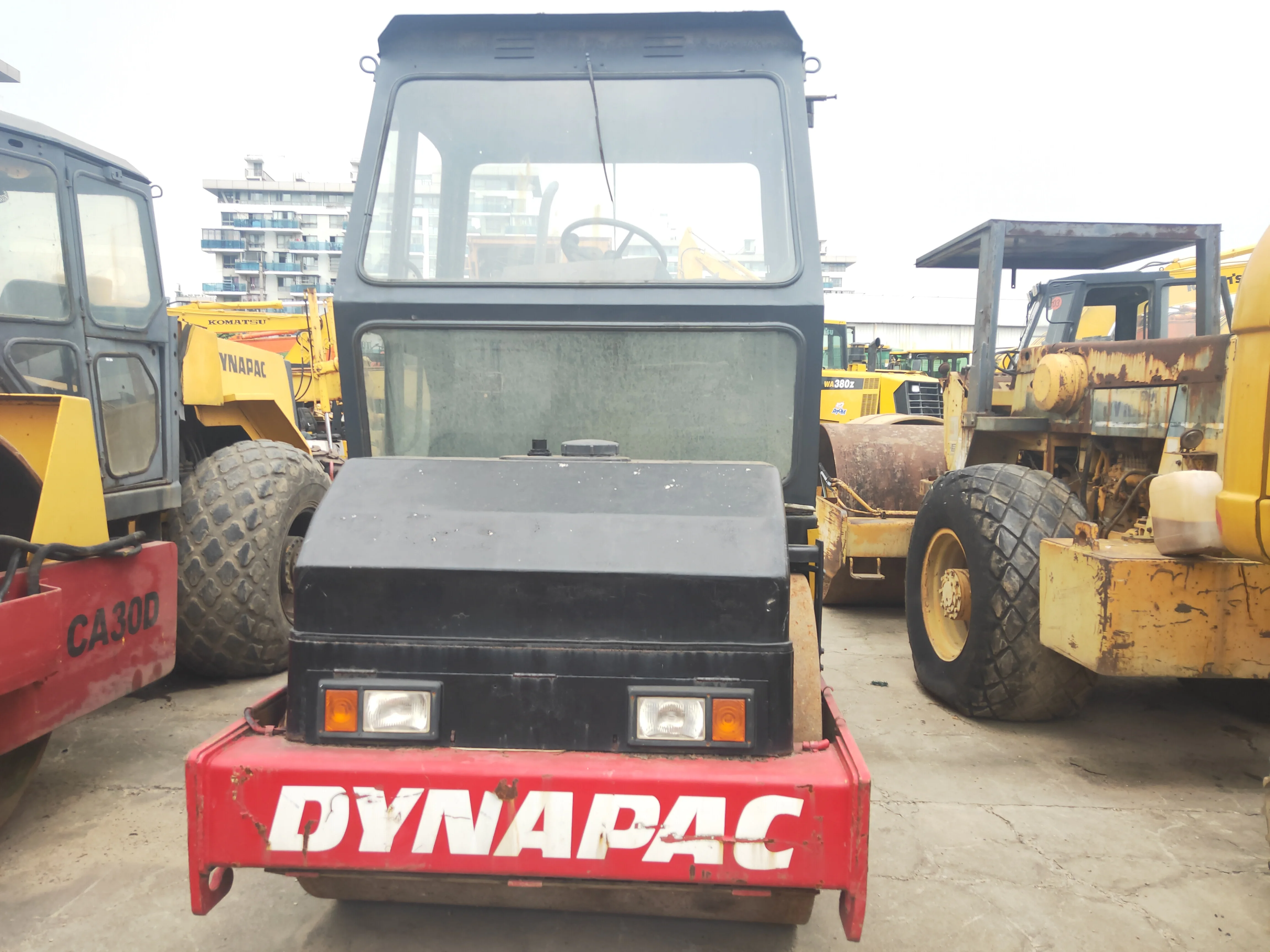 Б/у дорожный строительный аппарат Dynapac cc211 однобарабанный Вибрационный каток уплотнитель трехколесный