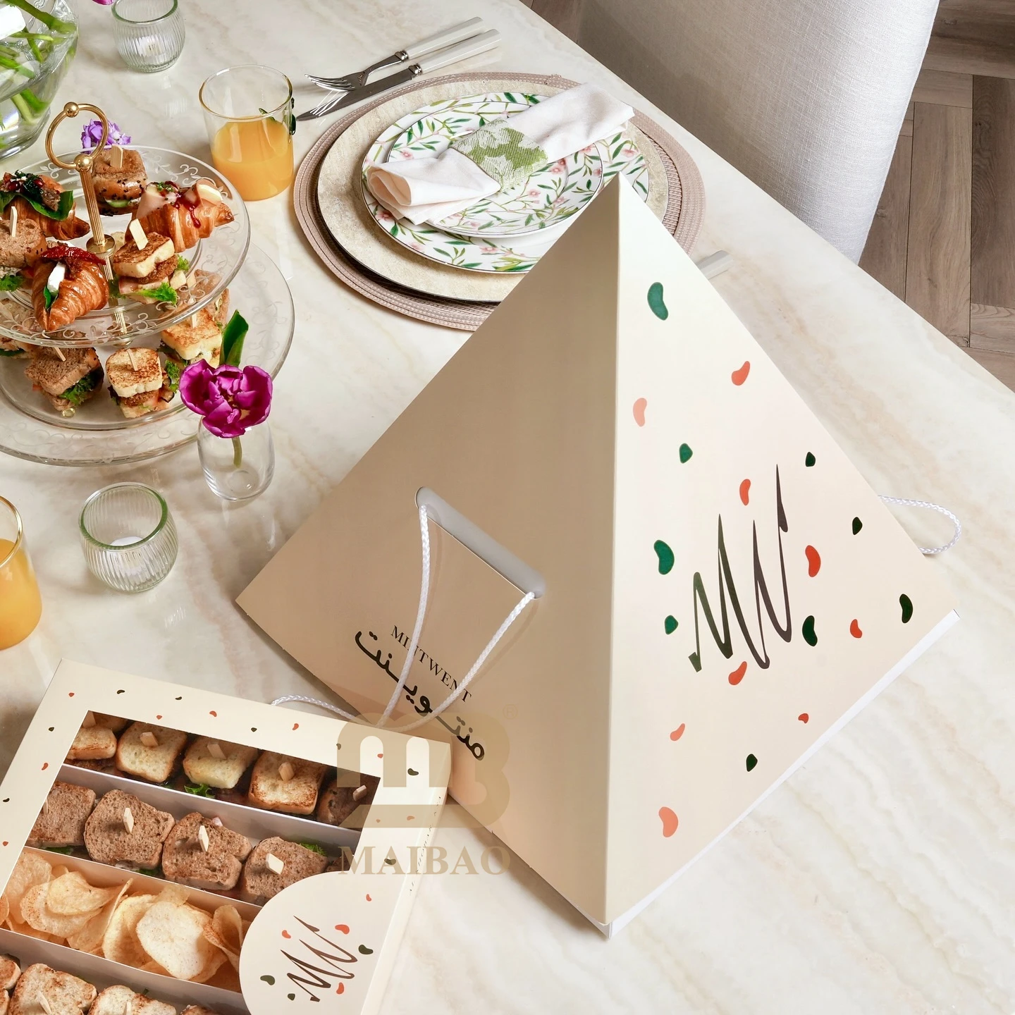 custom food grade Paper Catering Packaging Platter With Dividers Lid stored cake bread dessert takeout pyramidal grazing box