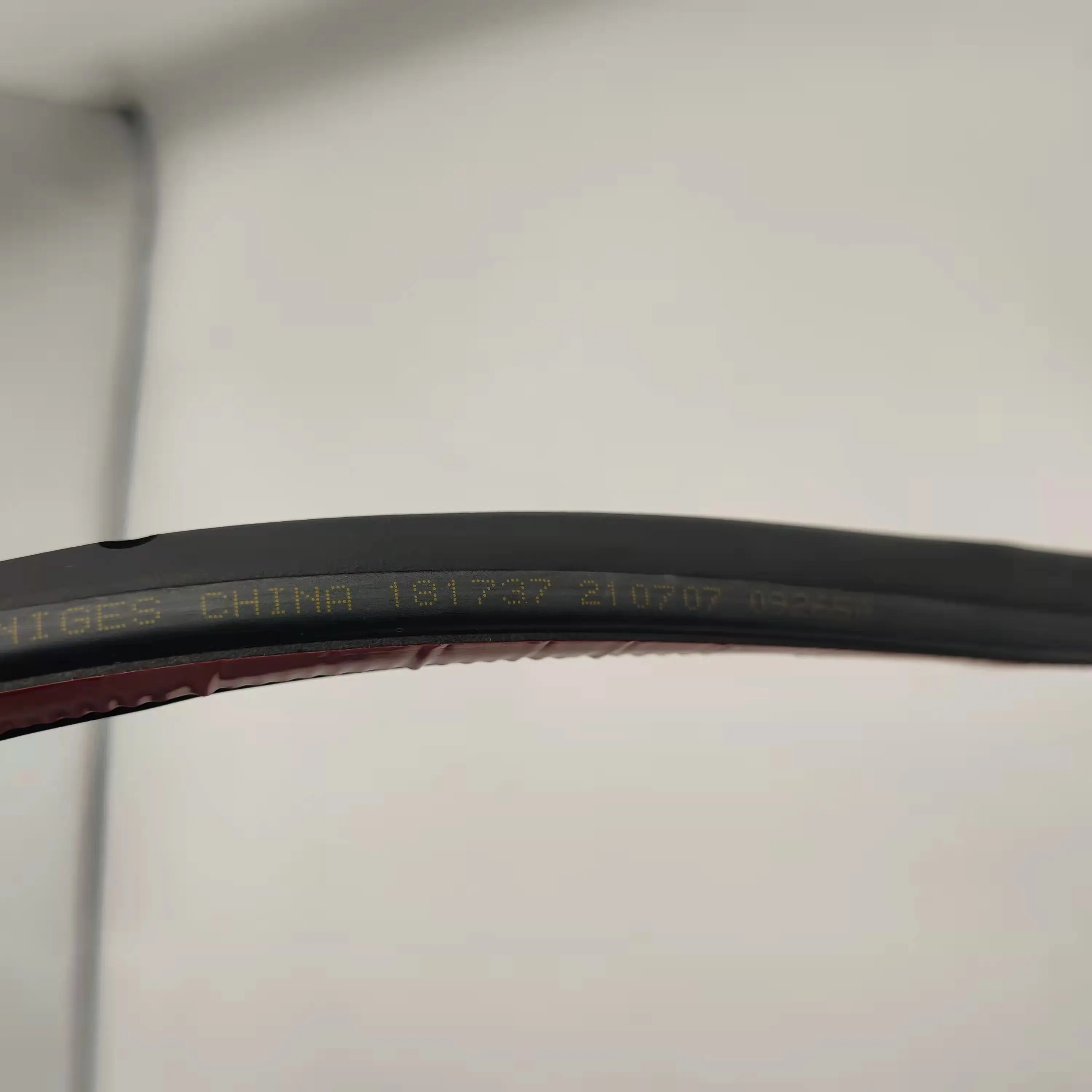 1090509-00-D M3 Right rear rubber closed cell silicone car frame edge strip for tesla