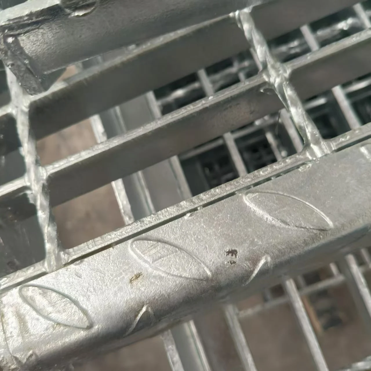 Прочная легкая стальная решетка сварная и прочная с оцинкованной листовой материал алюминием