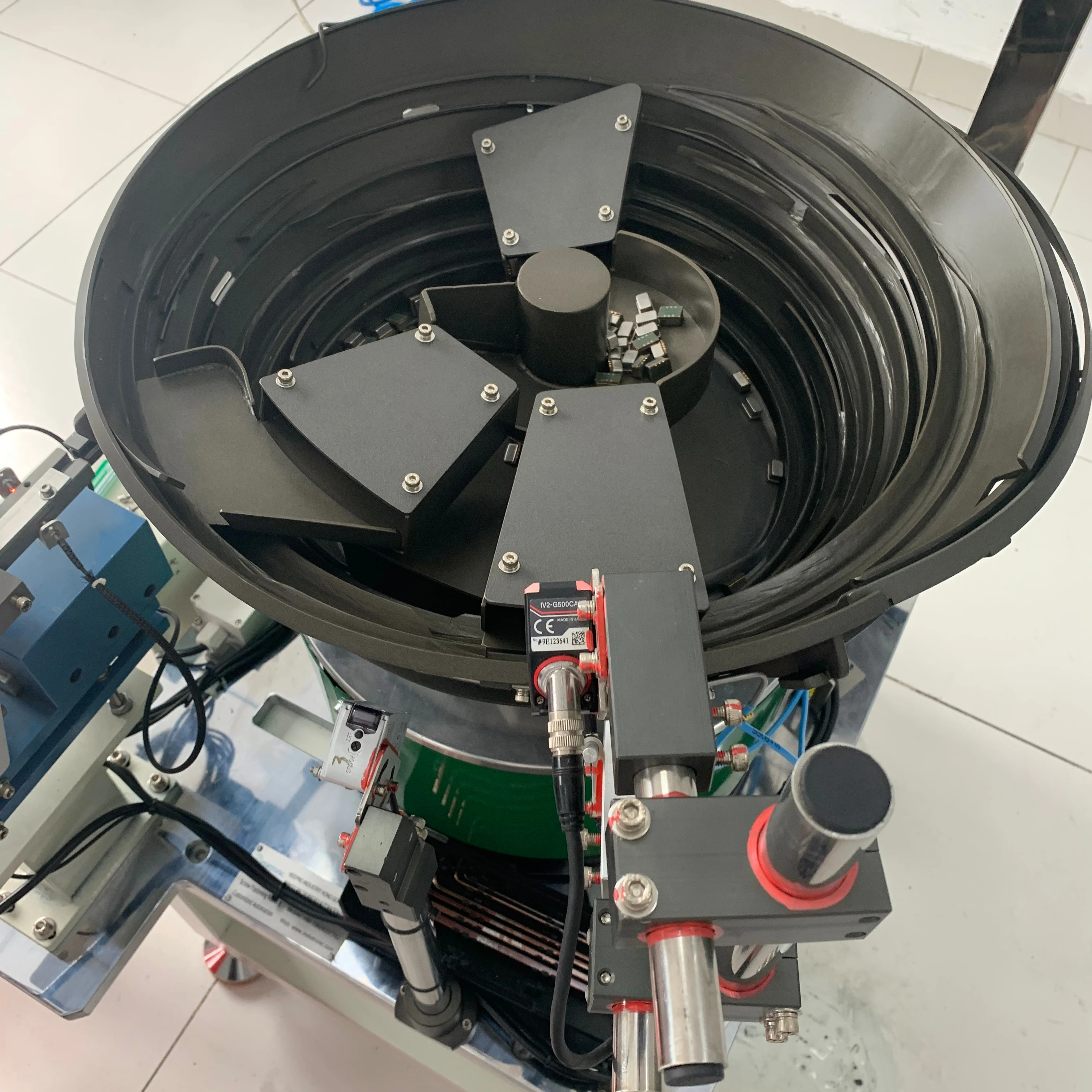 Custom CCD visual vibrator bowl feeder with Keyence sensor and camera automatic feeding system