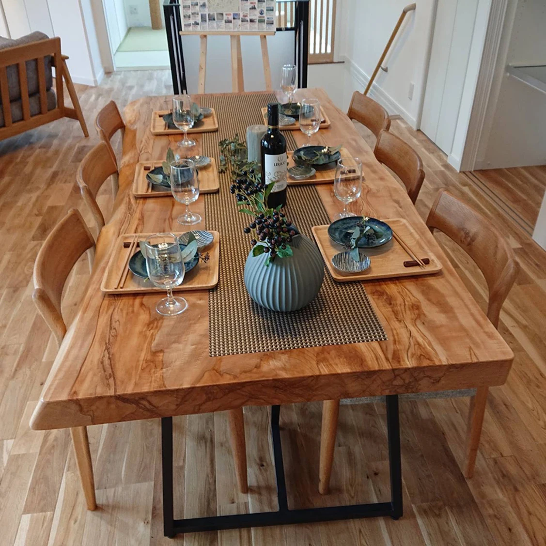 
 Элегантный современный деревянный обеденный стол с одной тарелкой  